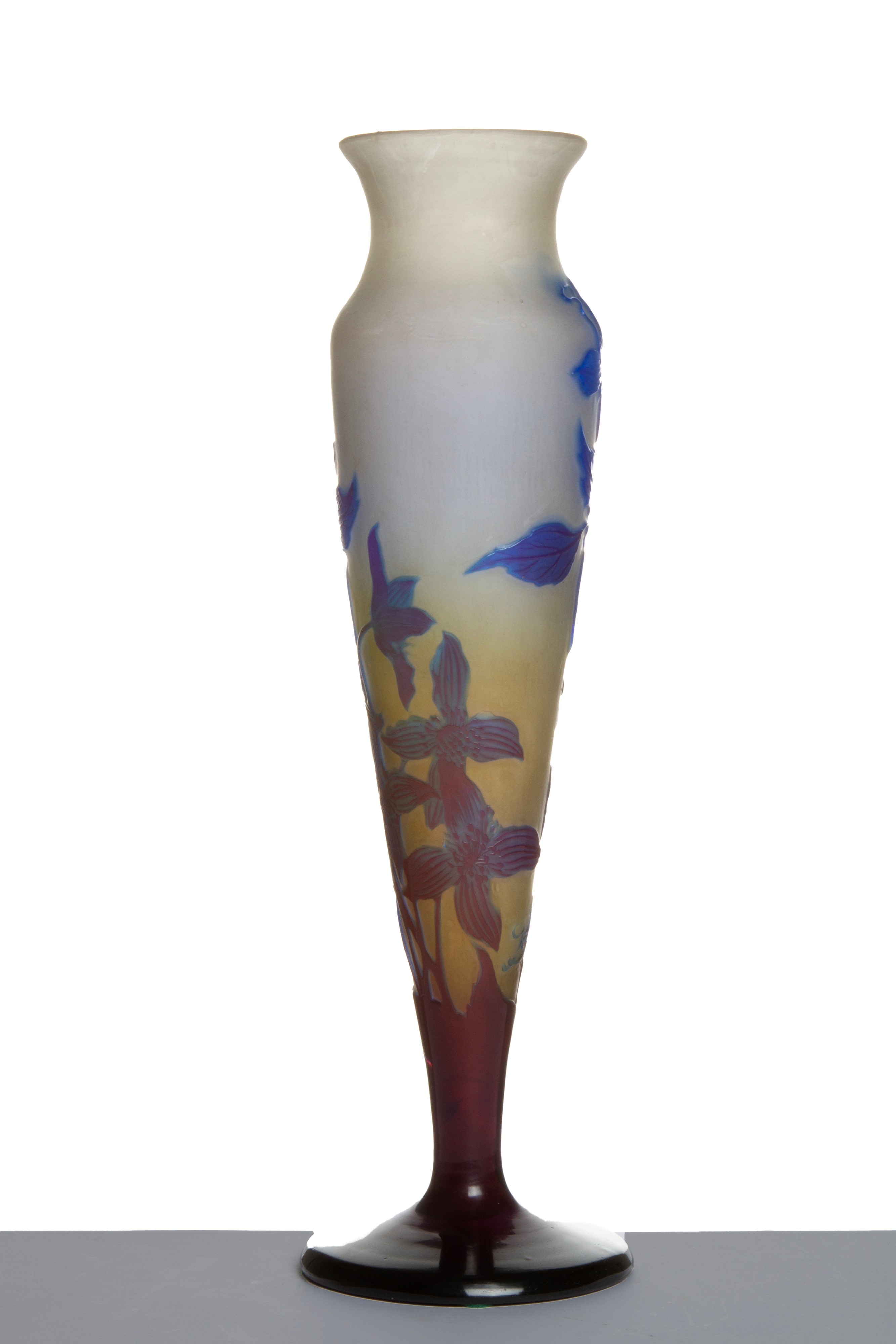 Emile Galle' - Emile Gallé, Vaso a tromba in pasta di vetro decorato con gigli