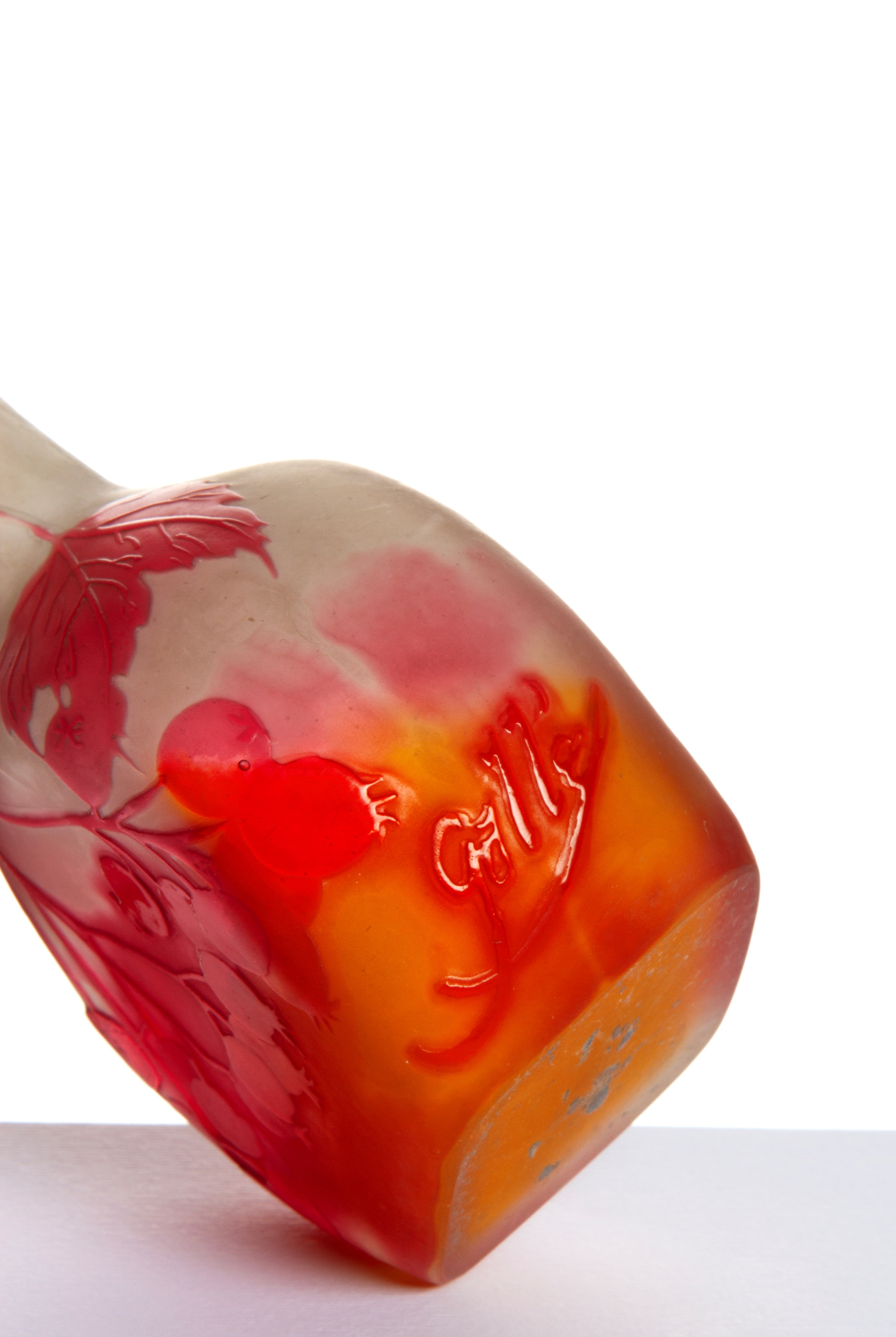 Emile Galle' - Emile Gallé, Bottiglia con collo allungato in pasta di vetro decorata a foglie