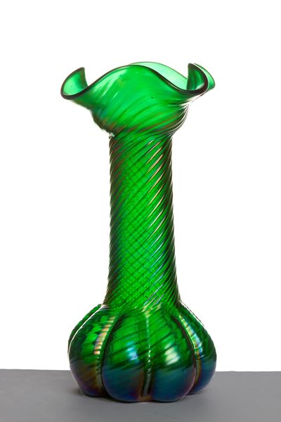 LOETZ, Vaso verde in vetro iridato