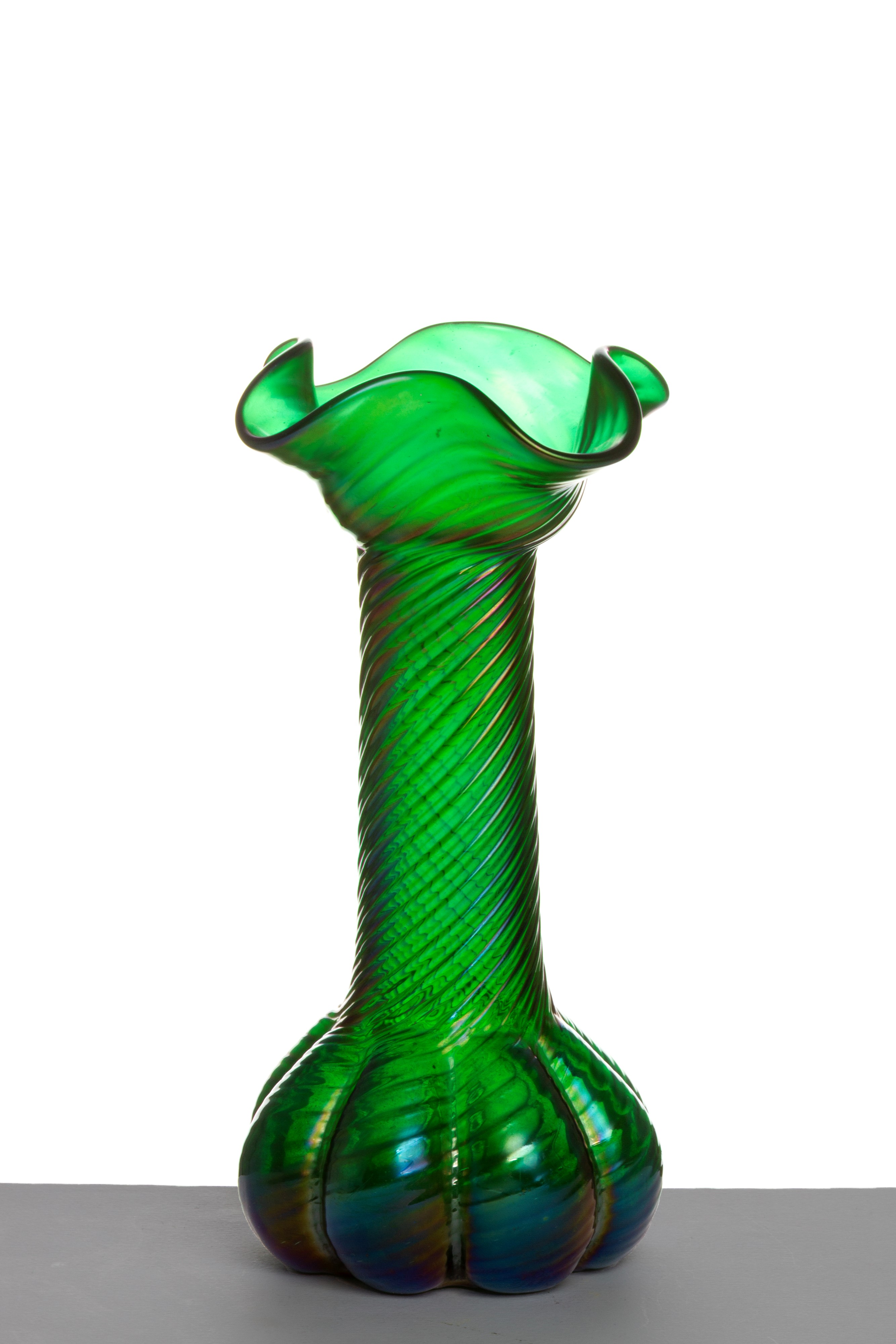 LOETZ, Vaso verde in vetro iridato