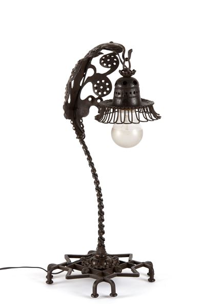 Lampada da tavolo in ferro battuto