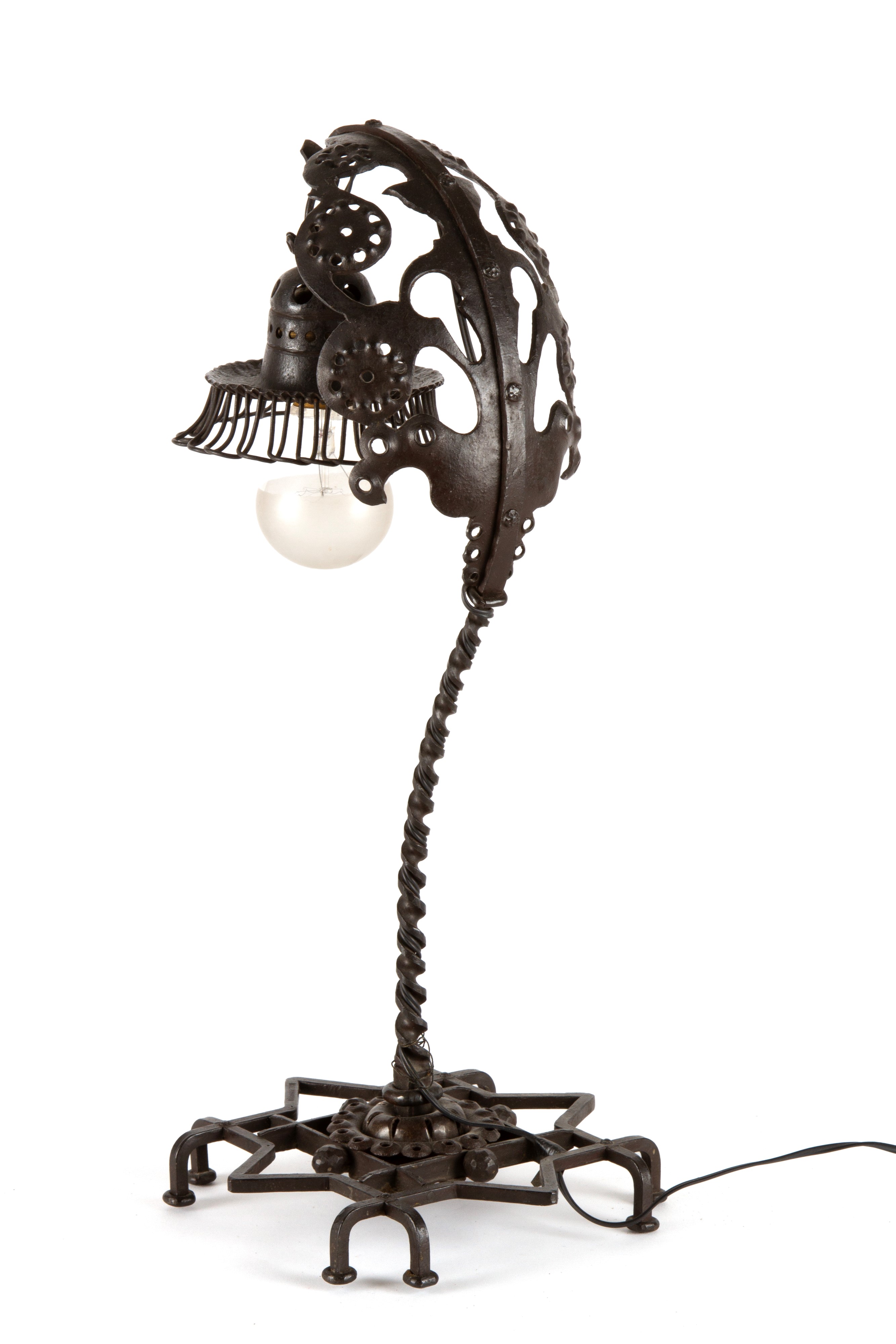 Alessandro Mazzucotelli - Lampada da tavolo in ferro battuto