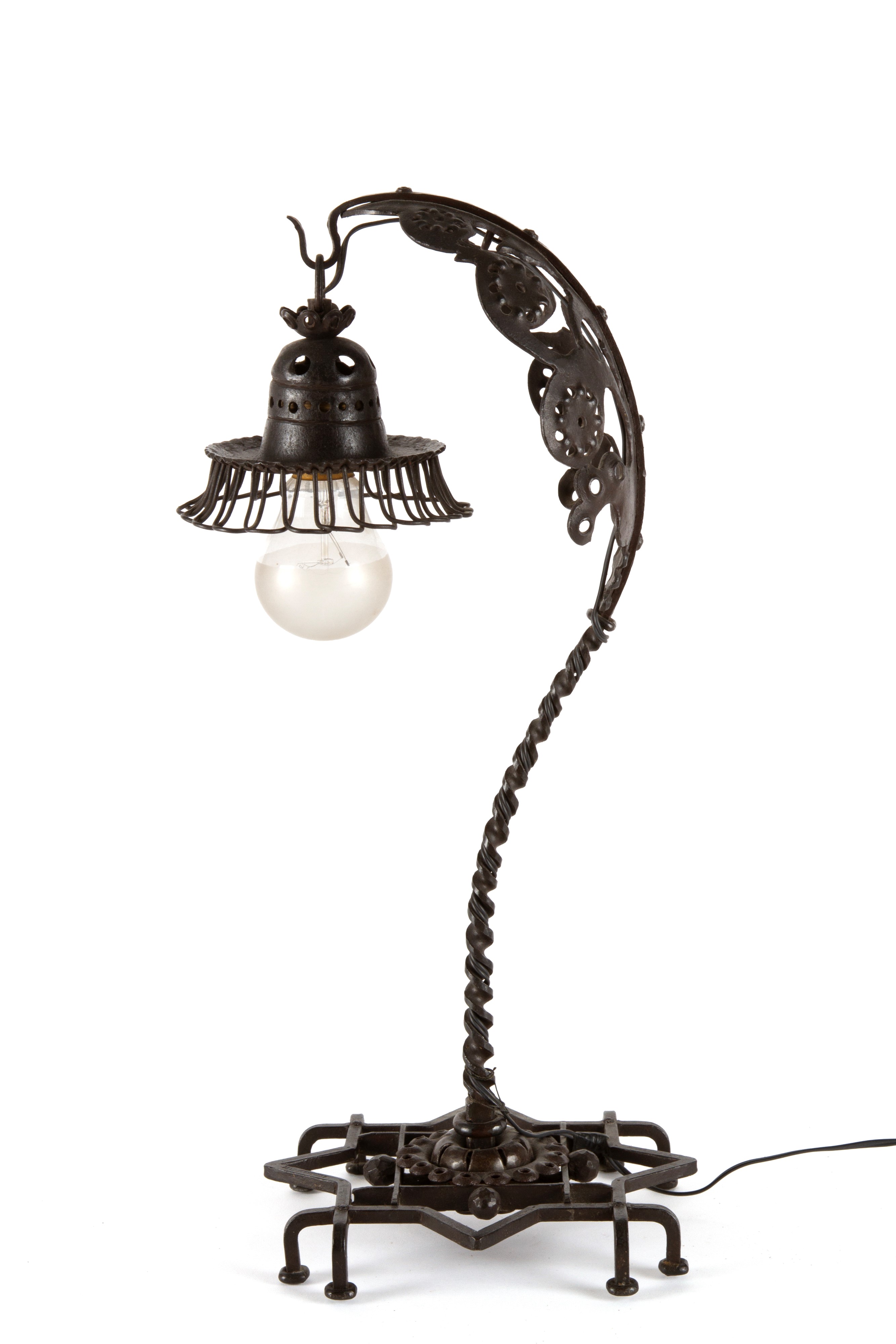 Alessandro Mazzucotelli - Lampada da tavolo in ferro battuto