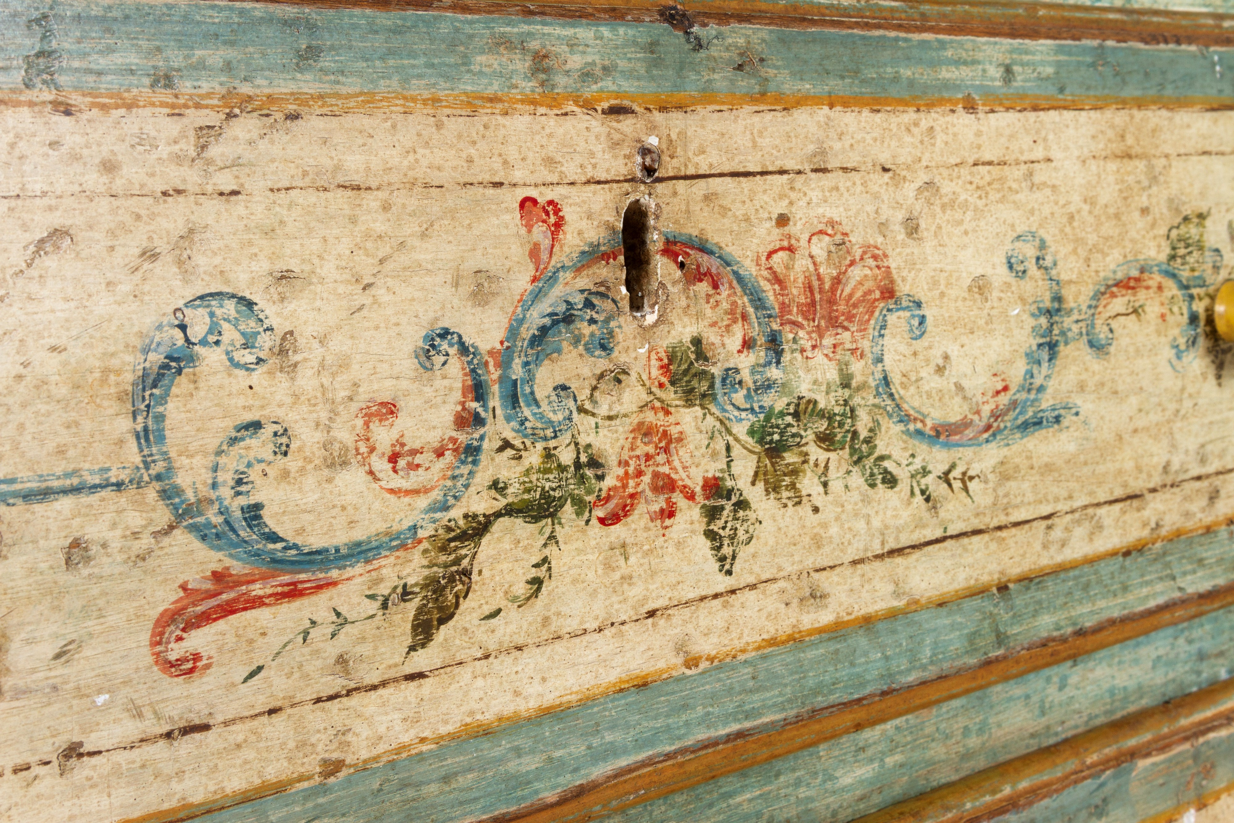 Comò, legno dipinto con motivi floreali, Italia centrale, XIX secolo