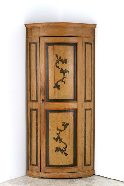Cantonale in legno dipinto, XVIII secolo, con rifacimenti