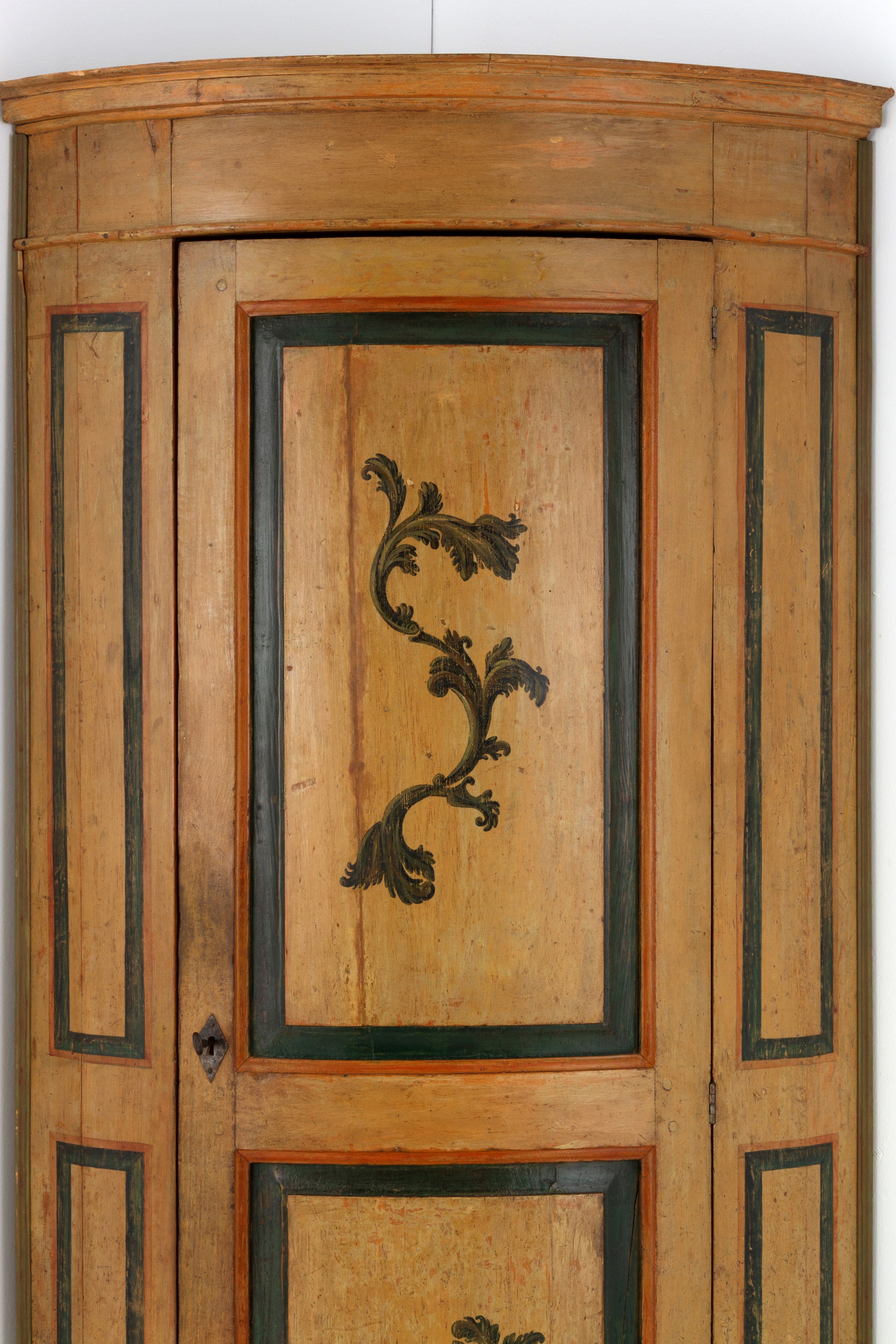 Cantonale in legno dipinto, XVIII secolo, con rifacimenti
