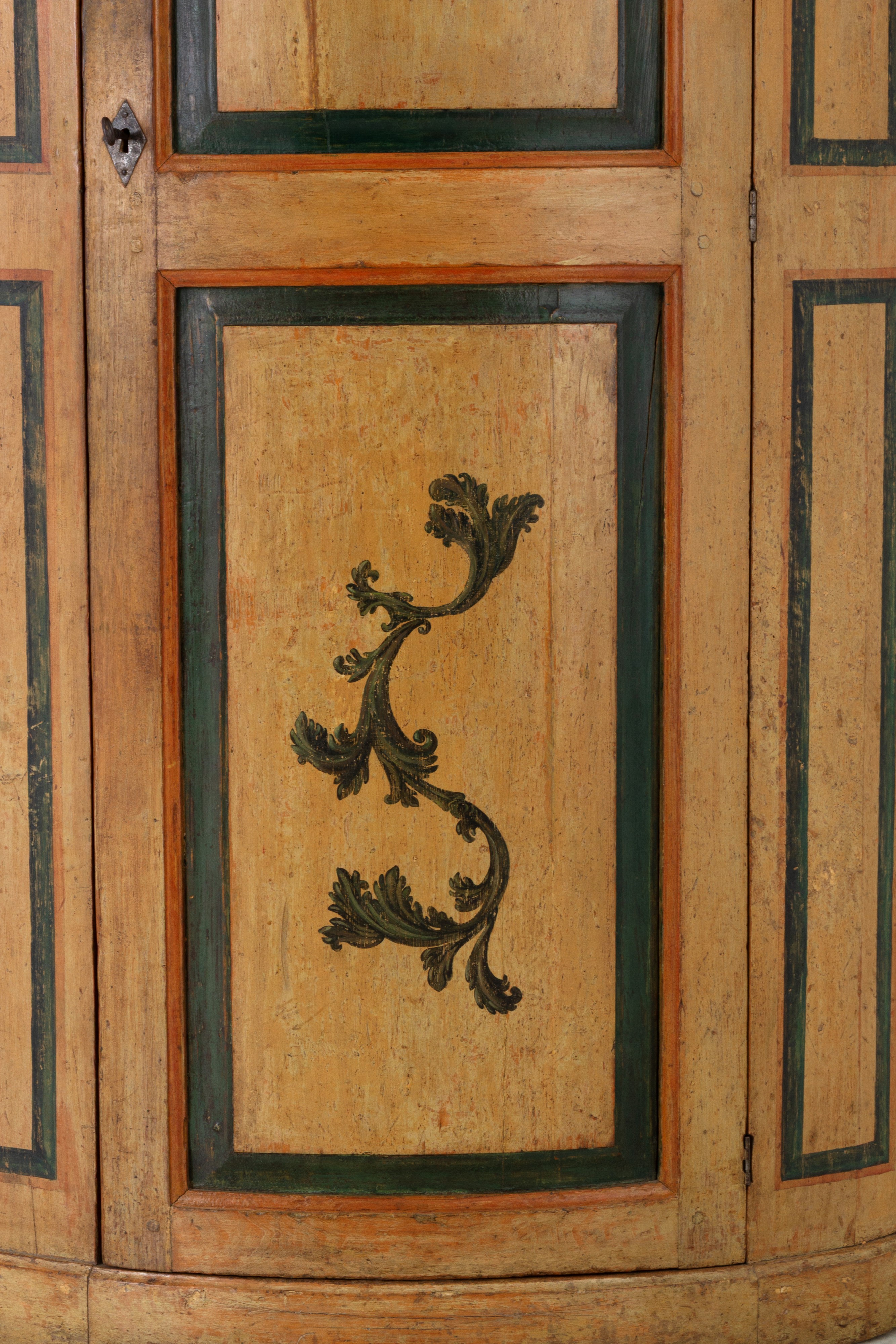 Cantonale in legno dipinto, XVIII secolo, con rifacimenti