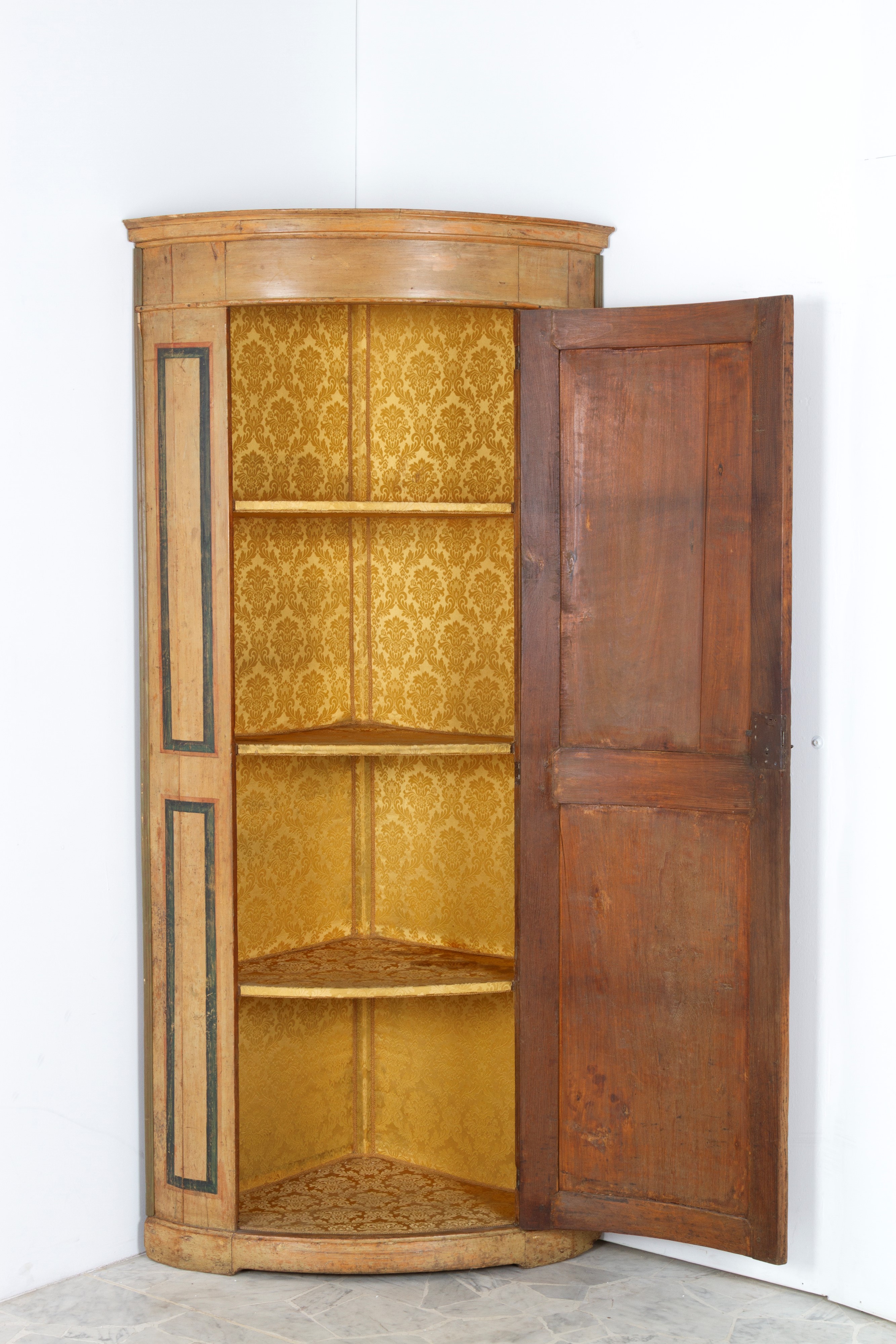 Cantonale in legno dipinto, XVIII secolo, con rifacimenti