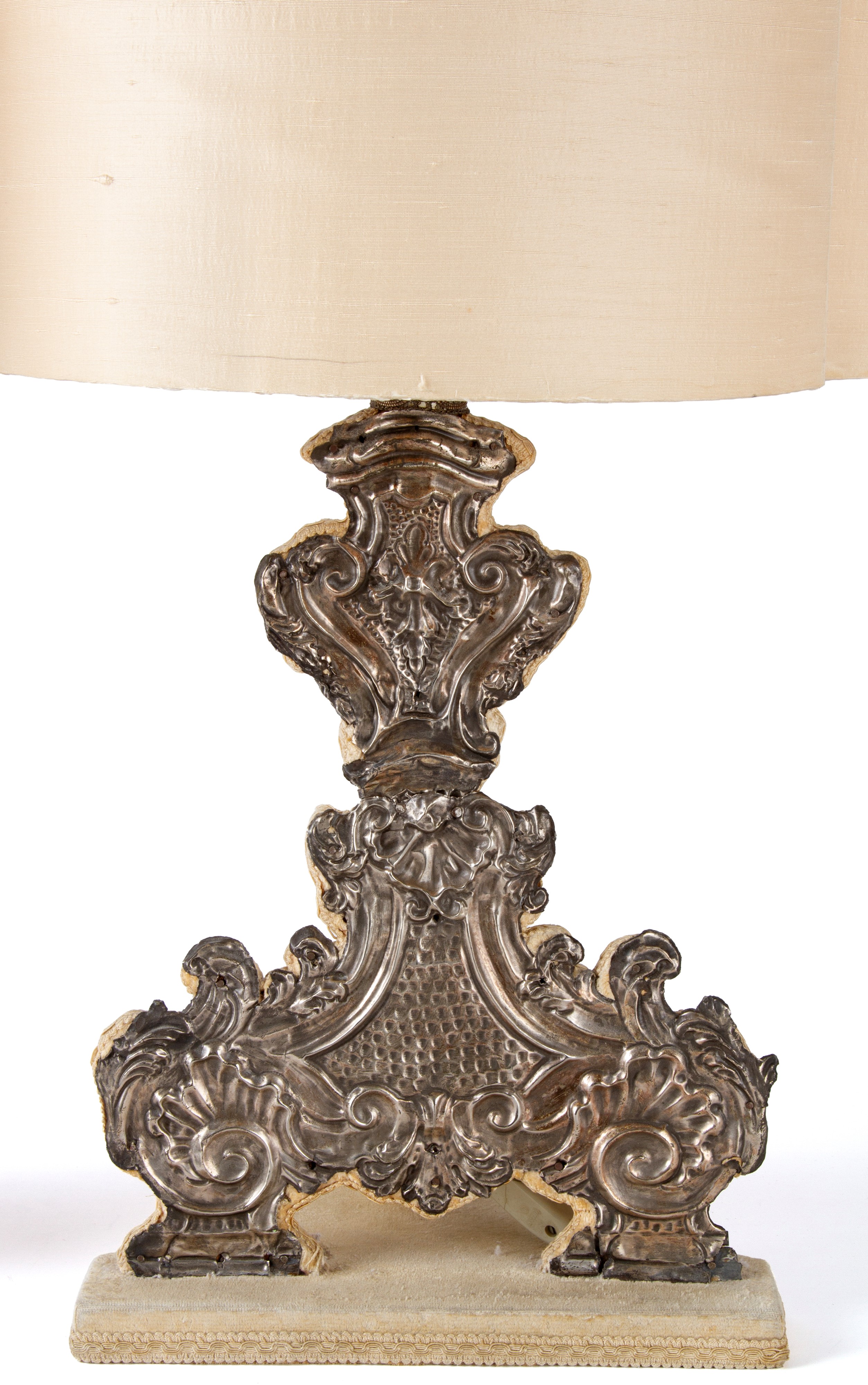 Coppia di lampade in legno rivestite di velluto e lamina d'argento, Fine XVIII secolo