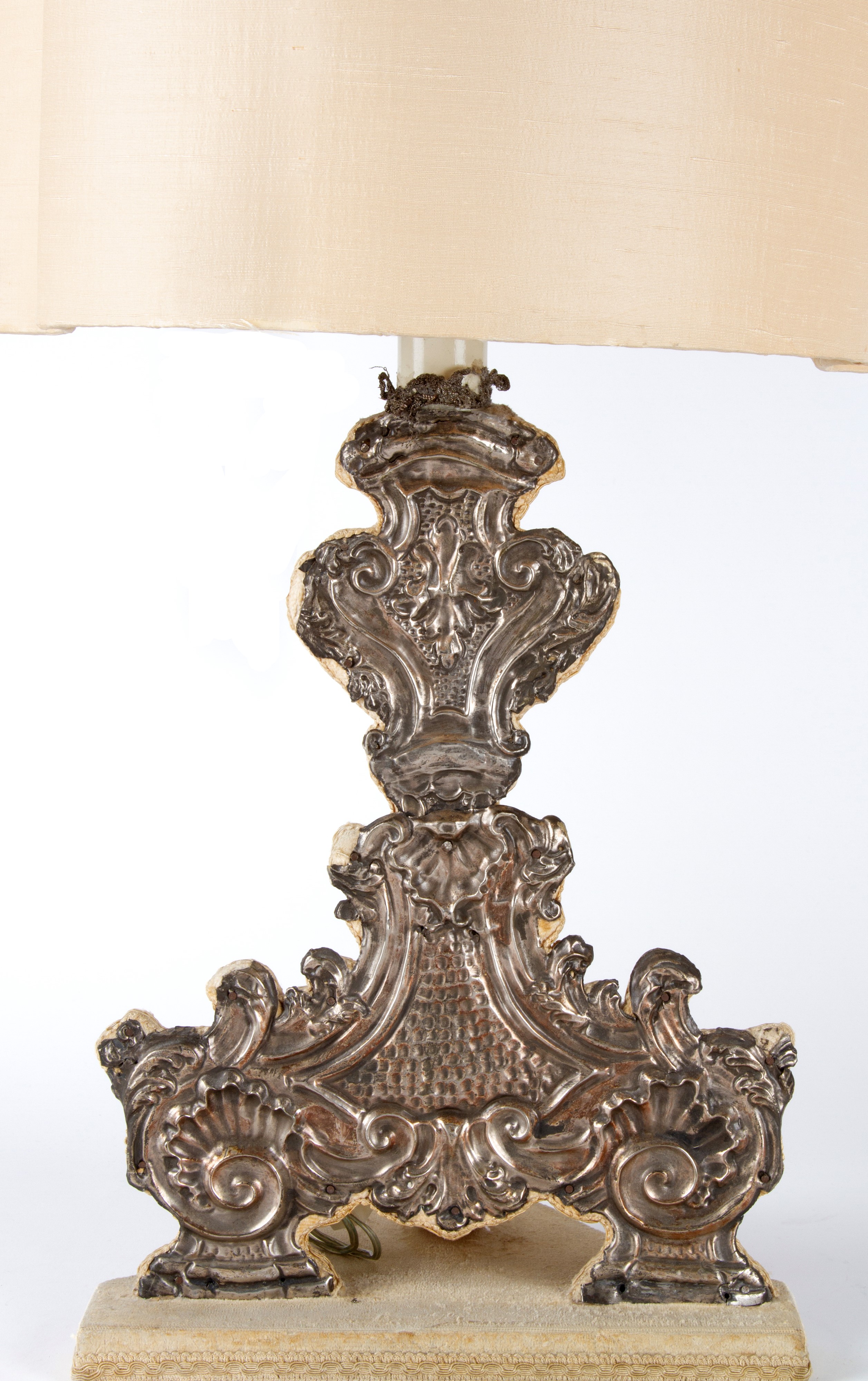 Coppia di lampade in legno rivestite di velluto e lamina d'argento, Fine XVIII secolo