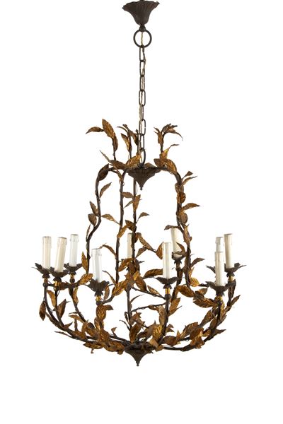 Lampadario decorativo a dieci luci in lamierino e ferro dorato, XX secolo
