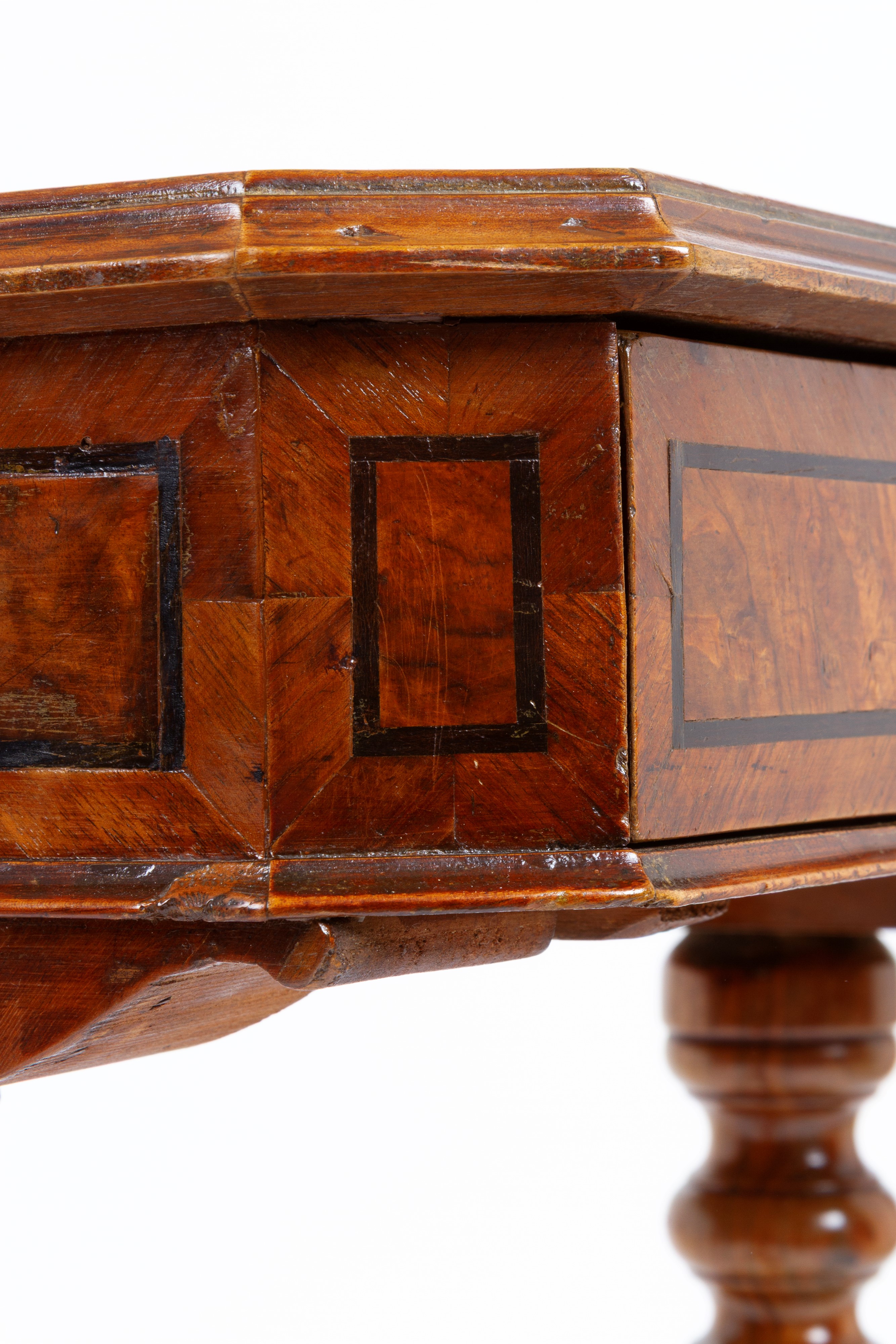 Tavolino in legno filettato, piano ad angoli smussati e cassetto, XIX secolo