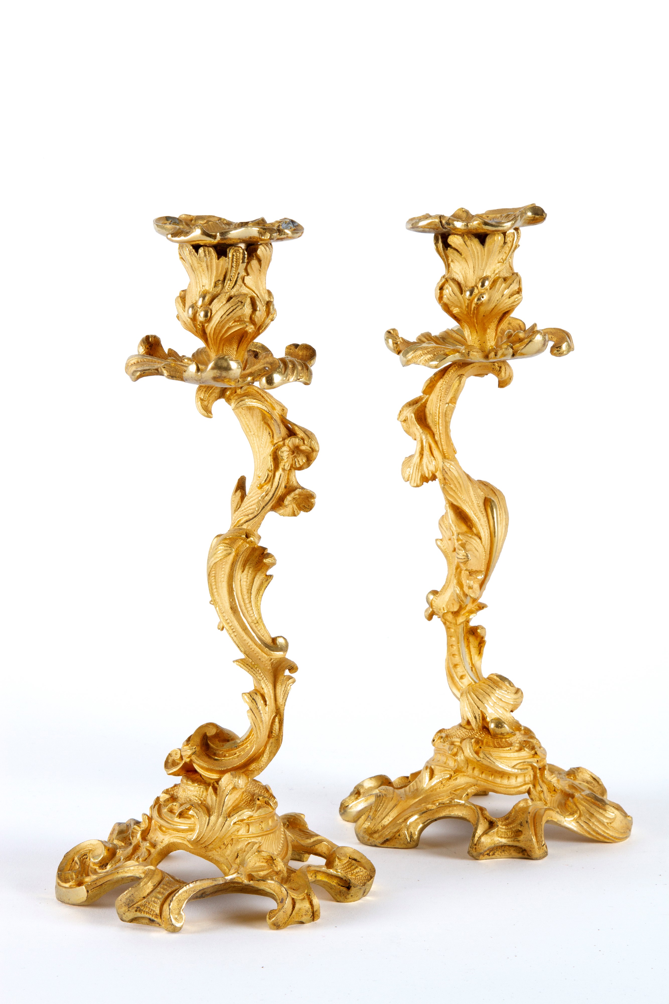 Coppia di candelieri, bronzo cesellato e dorato, XIX secolo