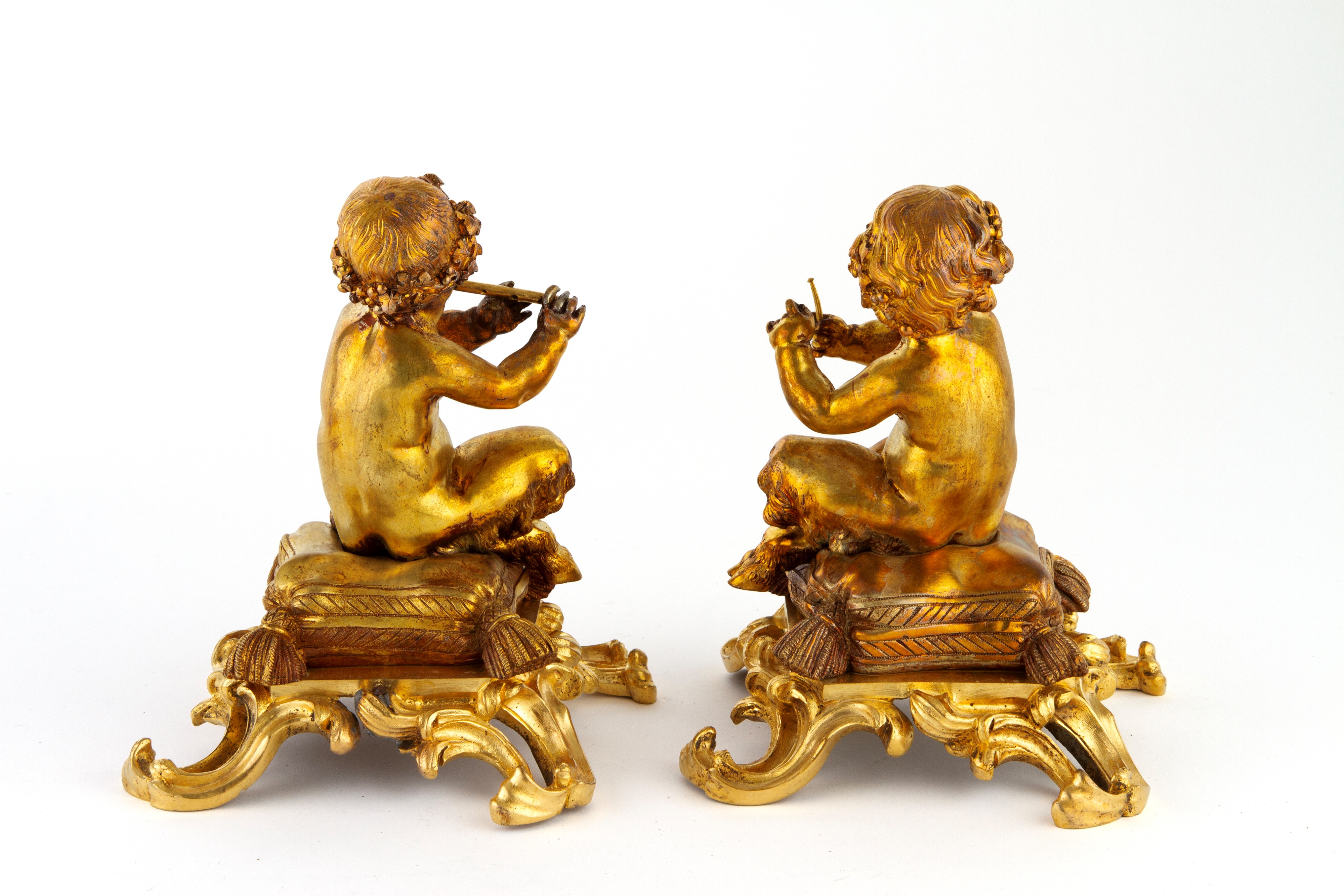 Coppia di sculture, Giovani satiri seduti su un cuscino, bronzo dorato, XIX secolo