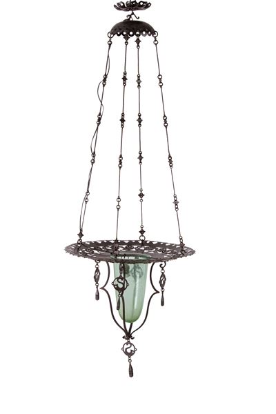 Lampadario in ferro battuto e vetro