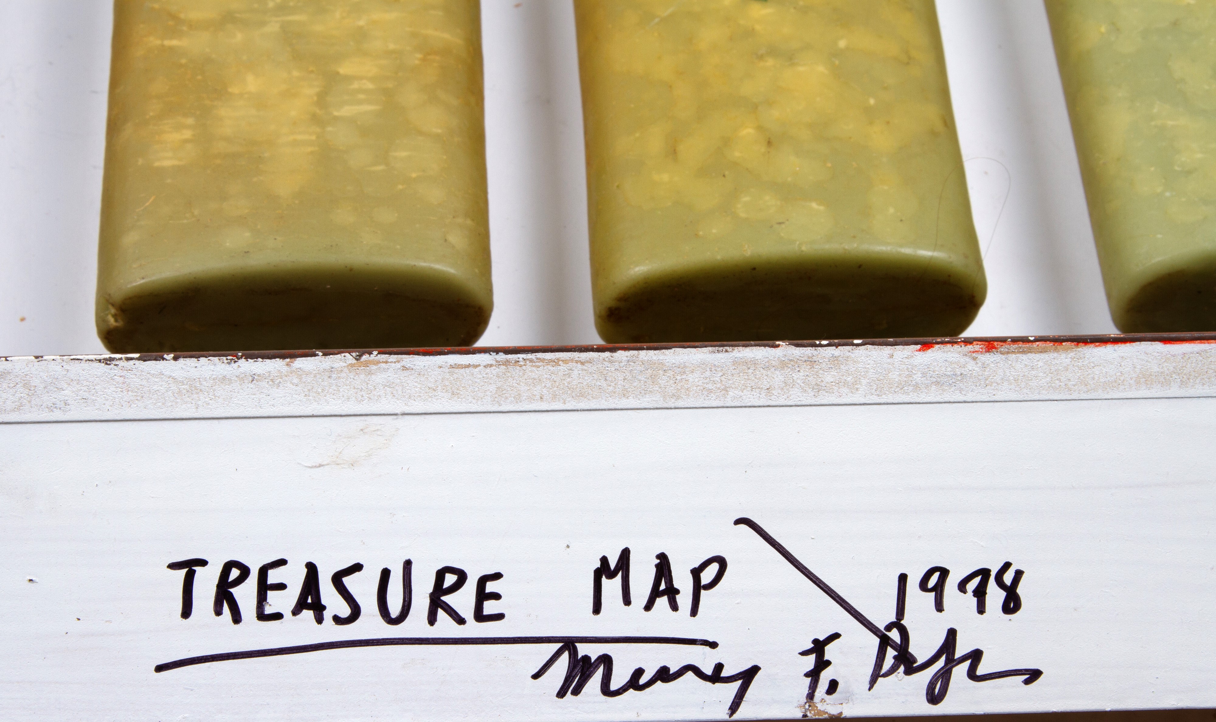 Scultura pensile contemporanea intitolata "TREASURE MAP", legno e cera, 1998