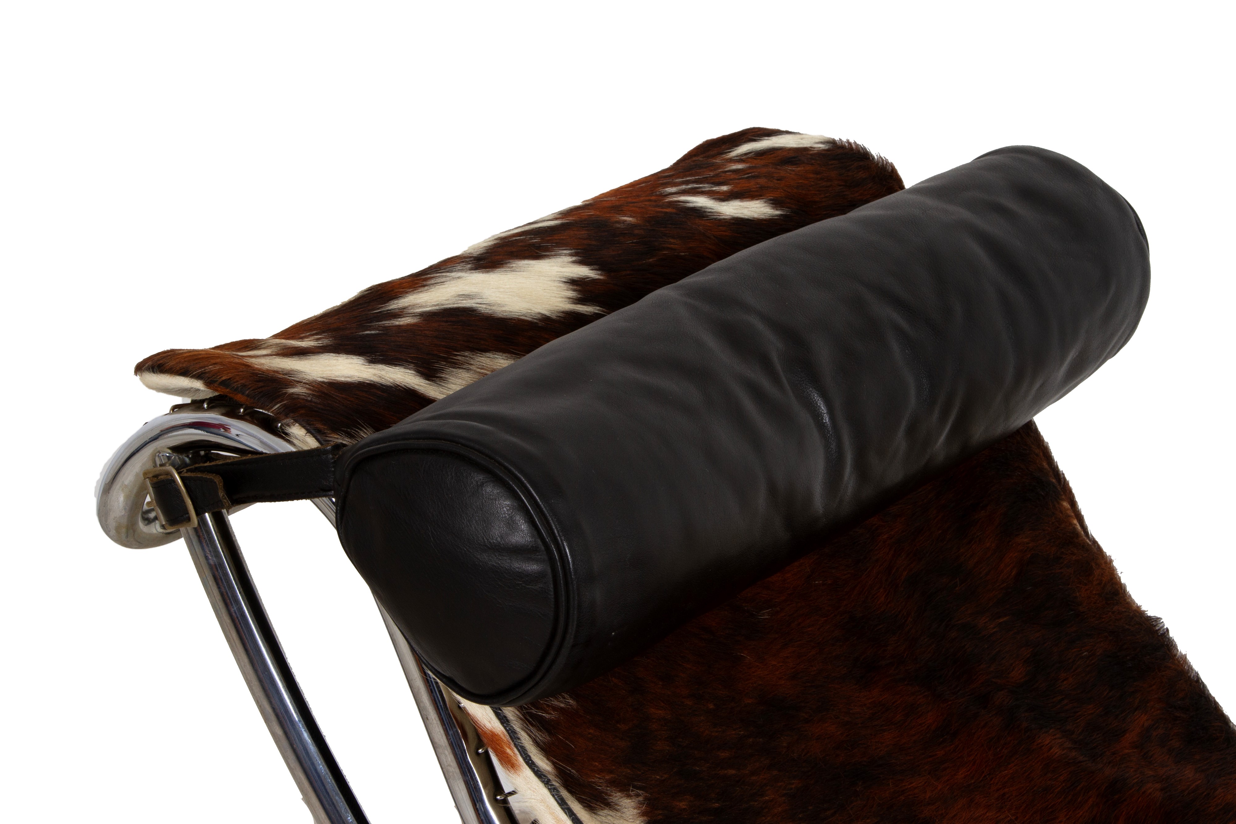 Charlotte Perriand, Chaise Longue LC4, acciaio cromato e pelle nera