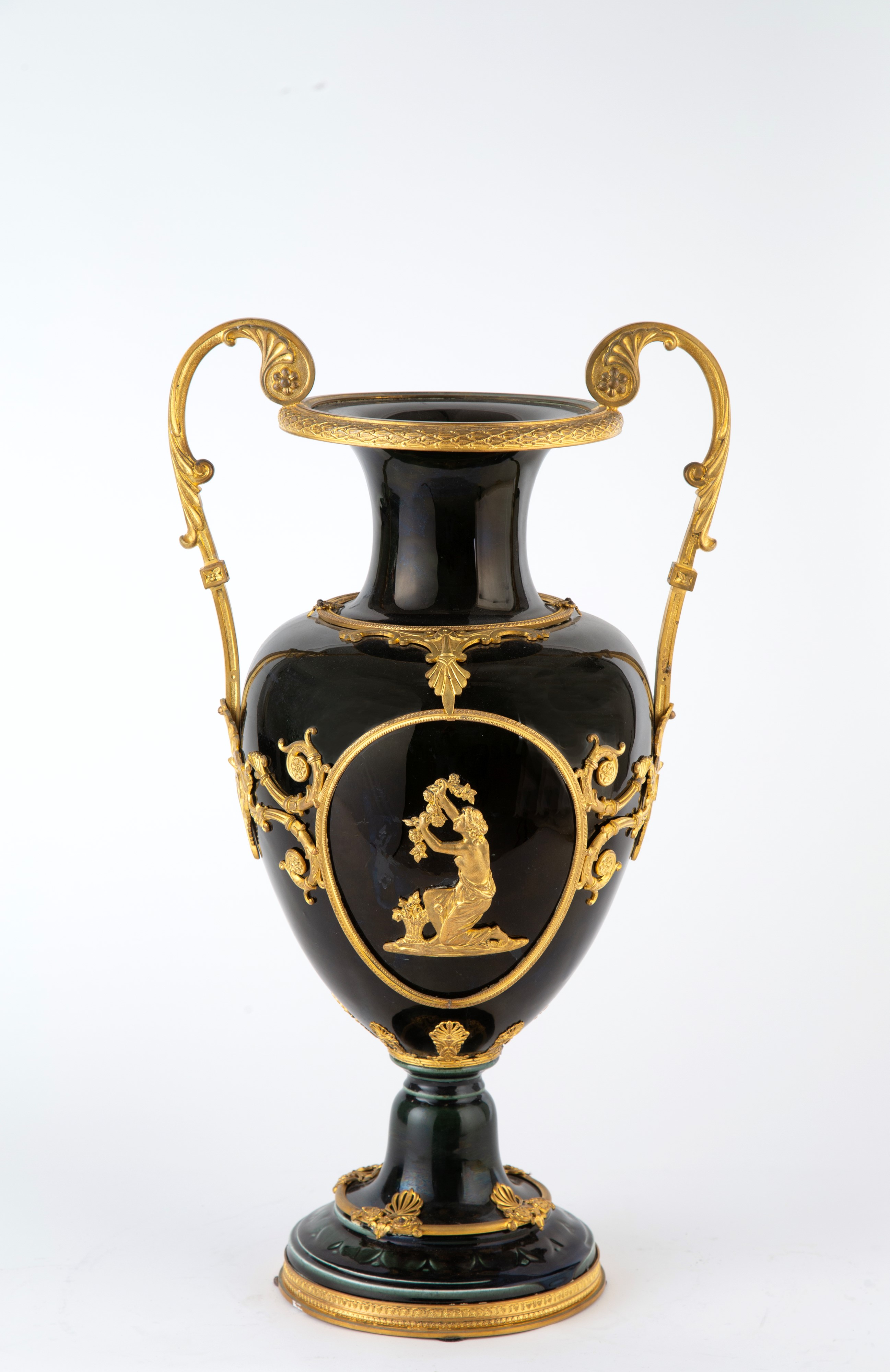 Vaso in ceramica nera con finiture in bronzo cesellato e dorato (fine  XIX-inizi XX secolo), circ...