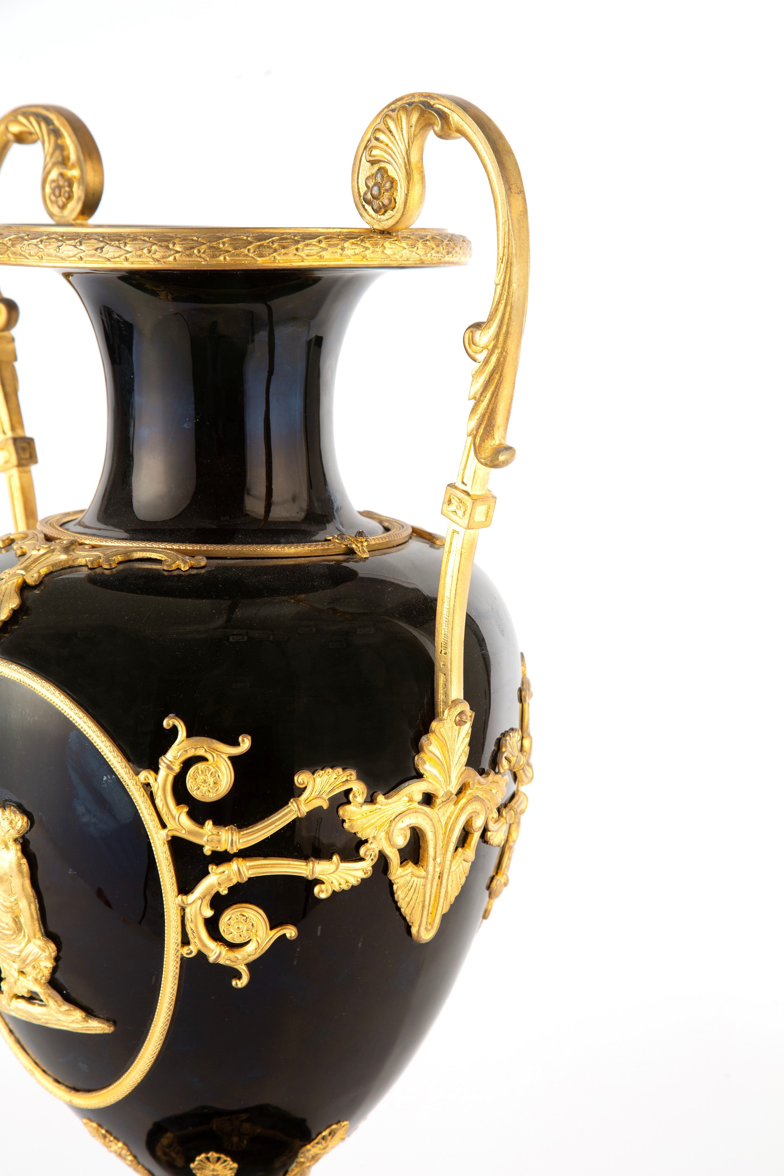 Vaso in ceramica nera con finiture in bronzo cesellato e dorato (fine  XIX-inizi XX secolo), circ...
