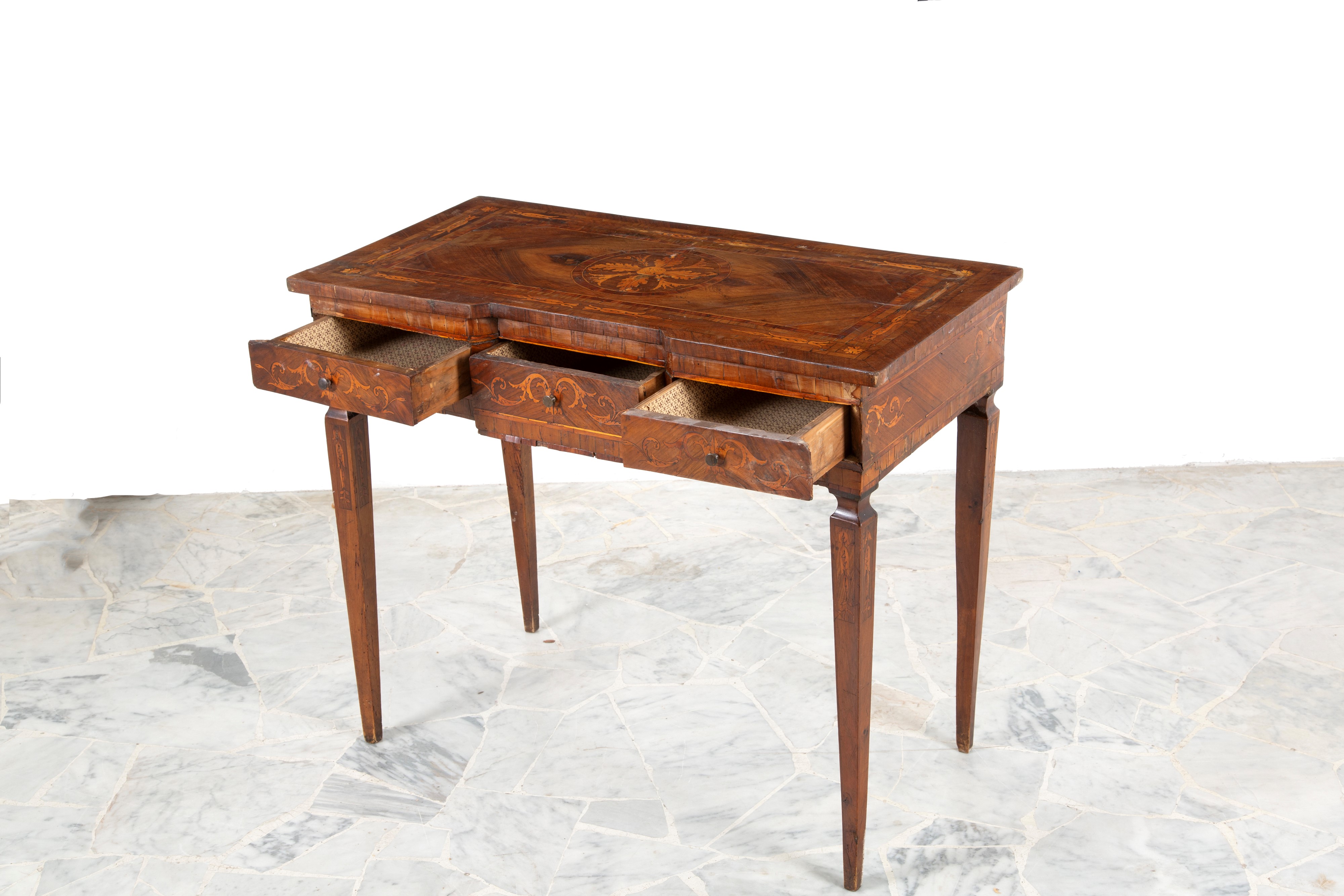 Scrittoio intarsiato in legno lastronato, XIX secolo