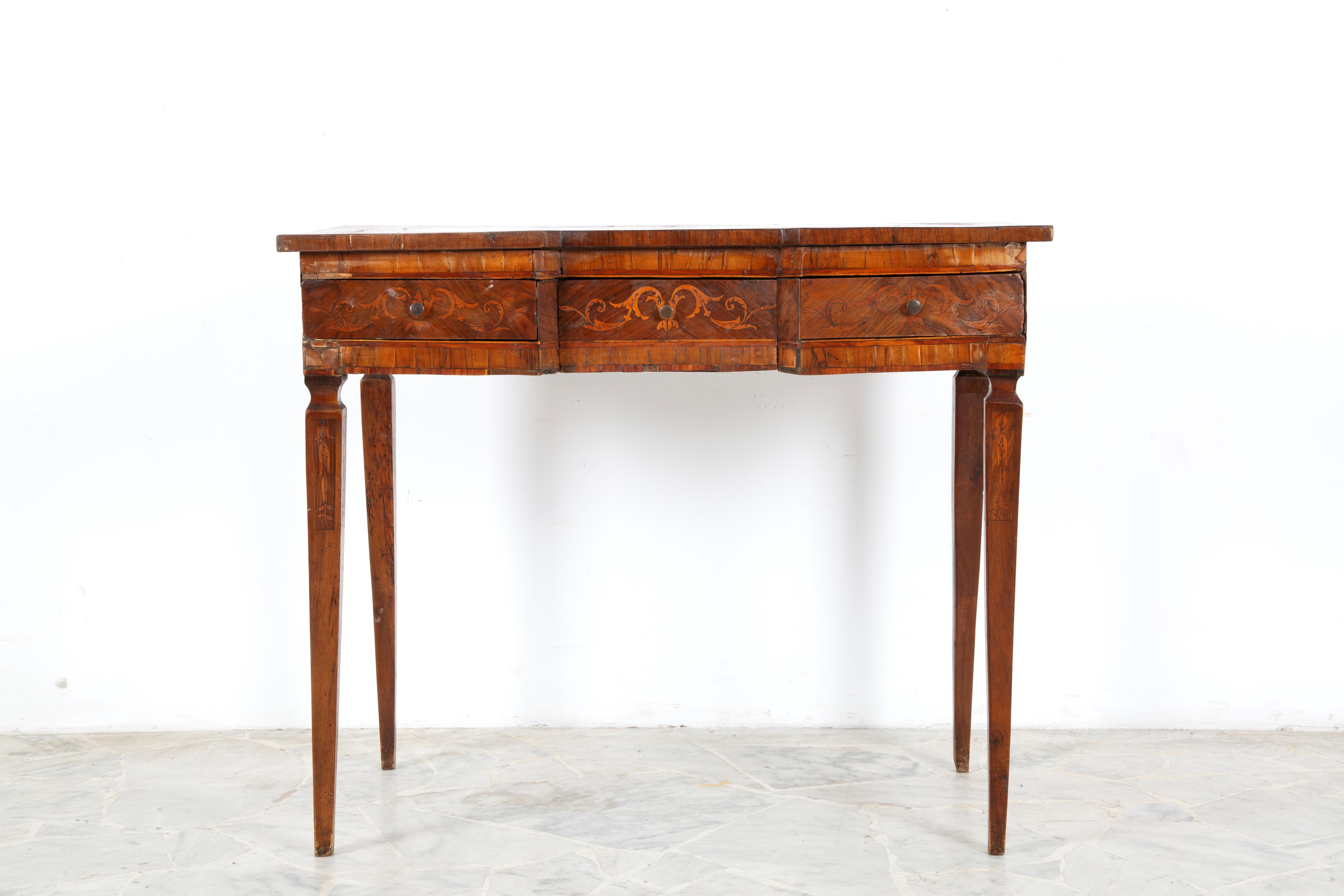 Scrittoio intarsiato in legno lastronato, XIX secolo