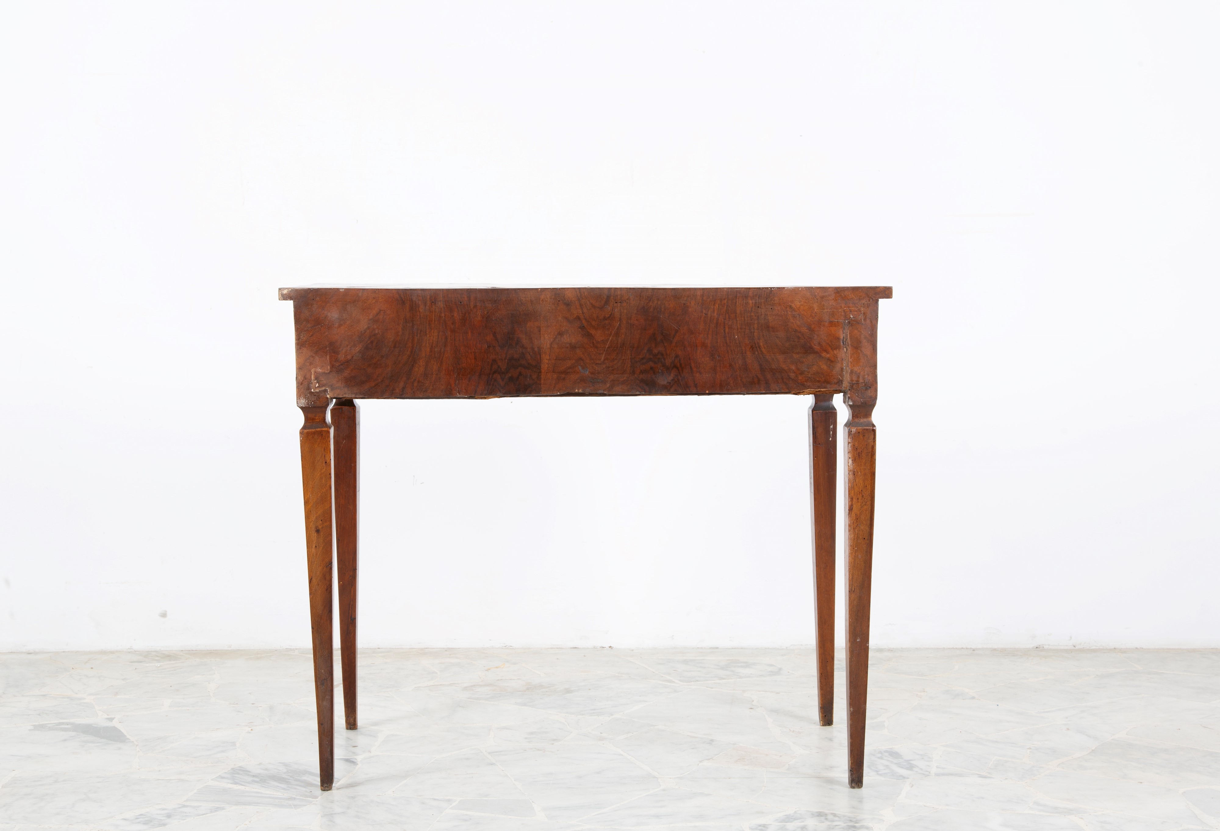 Scrittoio intarsiato in legno lastronato, XIX secolo