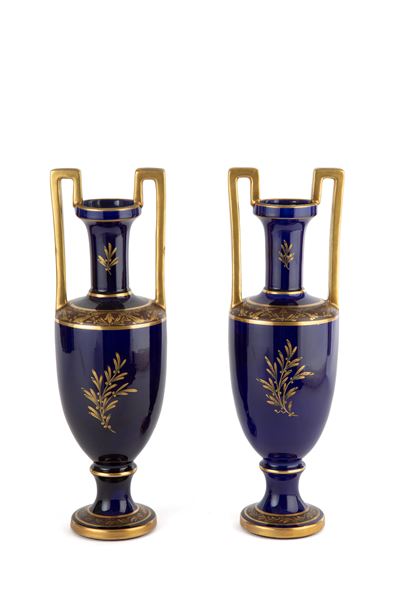 JAGET & PINON, Coppia di vasi in porcellana blu e oro