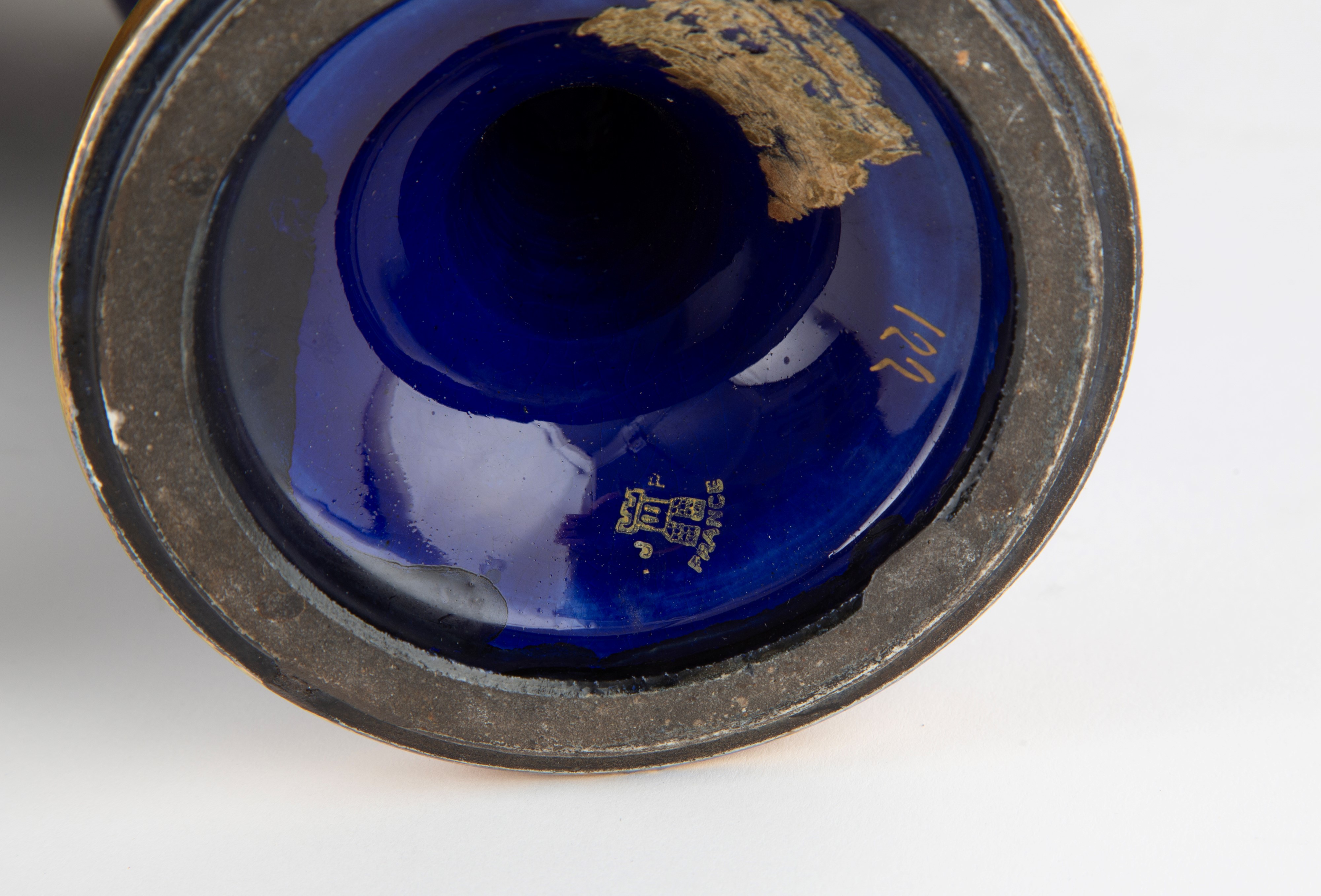 JAGET & PINON, Coppia di vasi in porcellana blu e oro