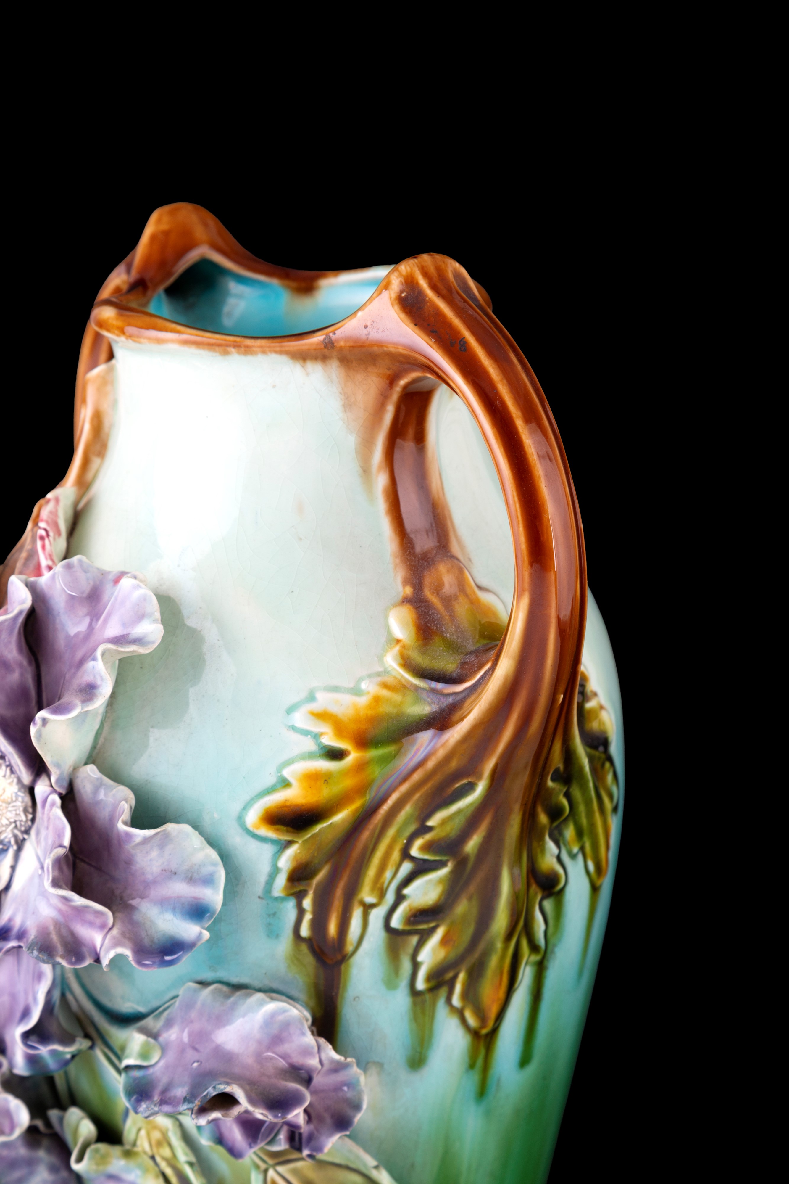 Onnaing (manifattura), Coppia di vasi con fiori a rilievo in ceramica a barbotine policrome