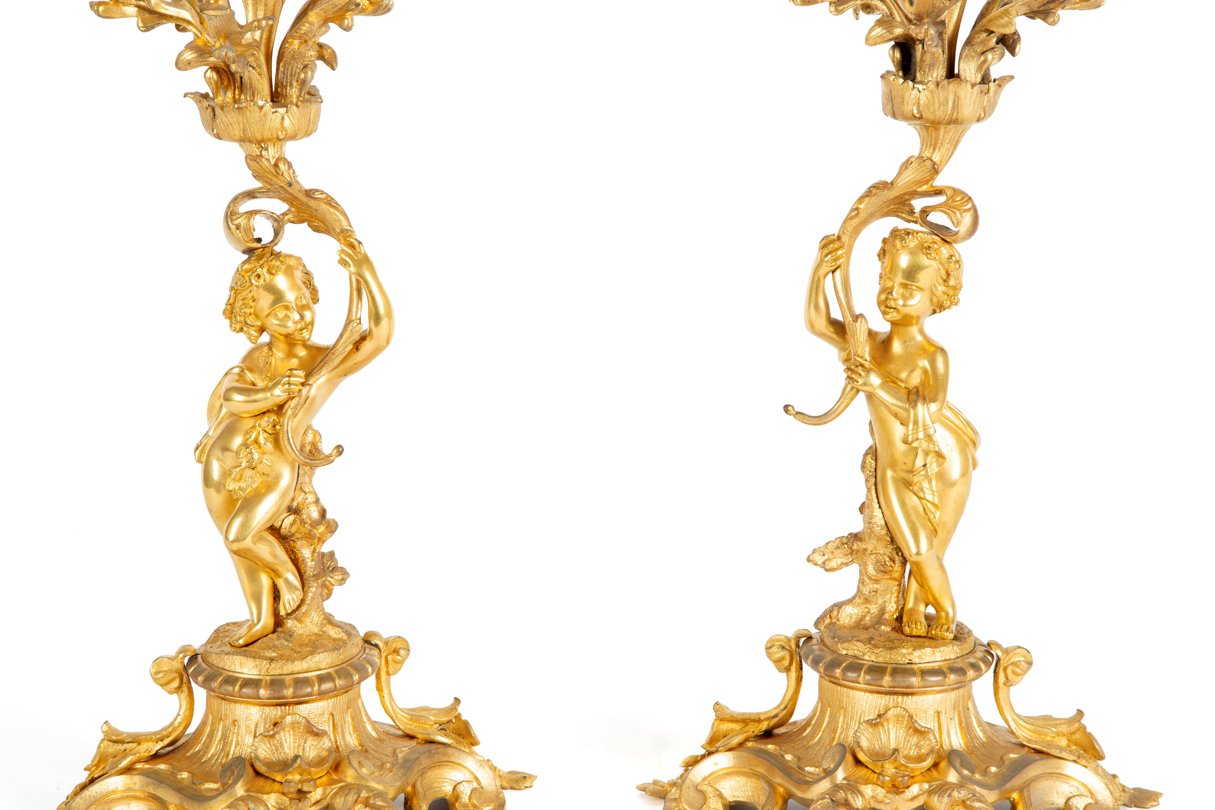 Trittico, bronzo dorato al mercurio finemente cesellato con putti e quadrante in smalto bianco (X...