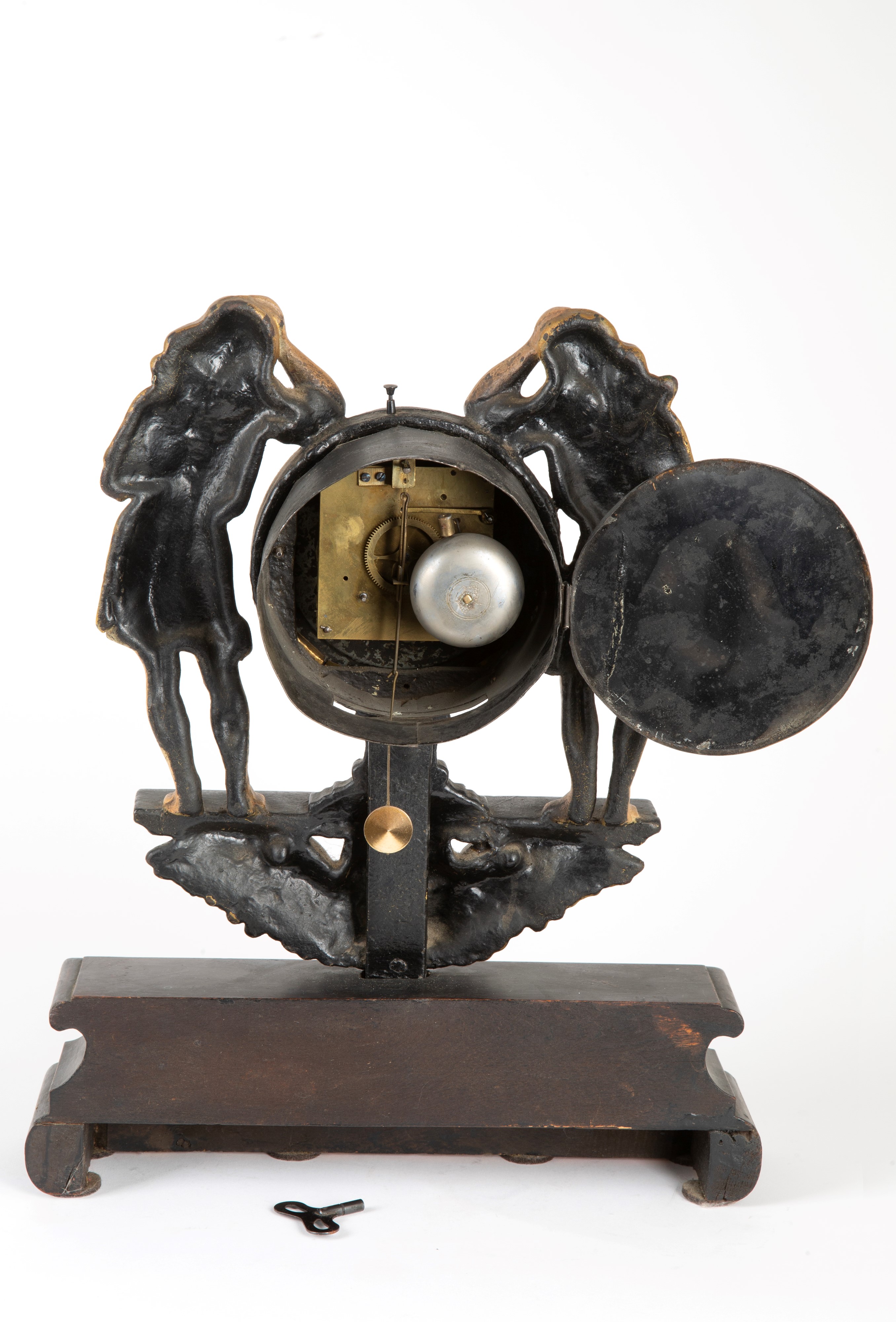 Orologio in ghisa dipinta, figure laterali (fine  XIX–inizi XX secolo)