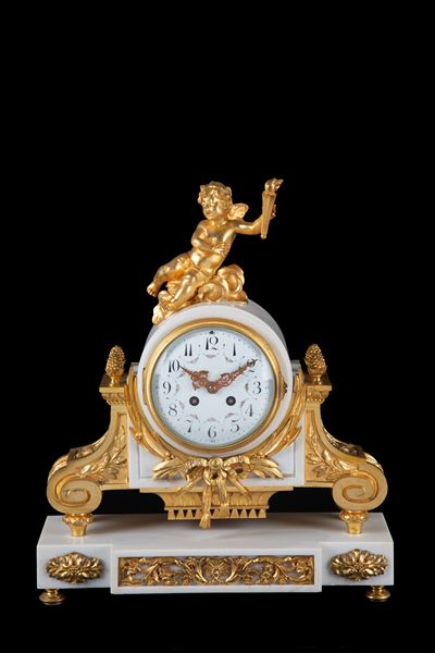 Orologio da tavolo in marmo bianco di Carrara e bronzo cesellato e dorato