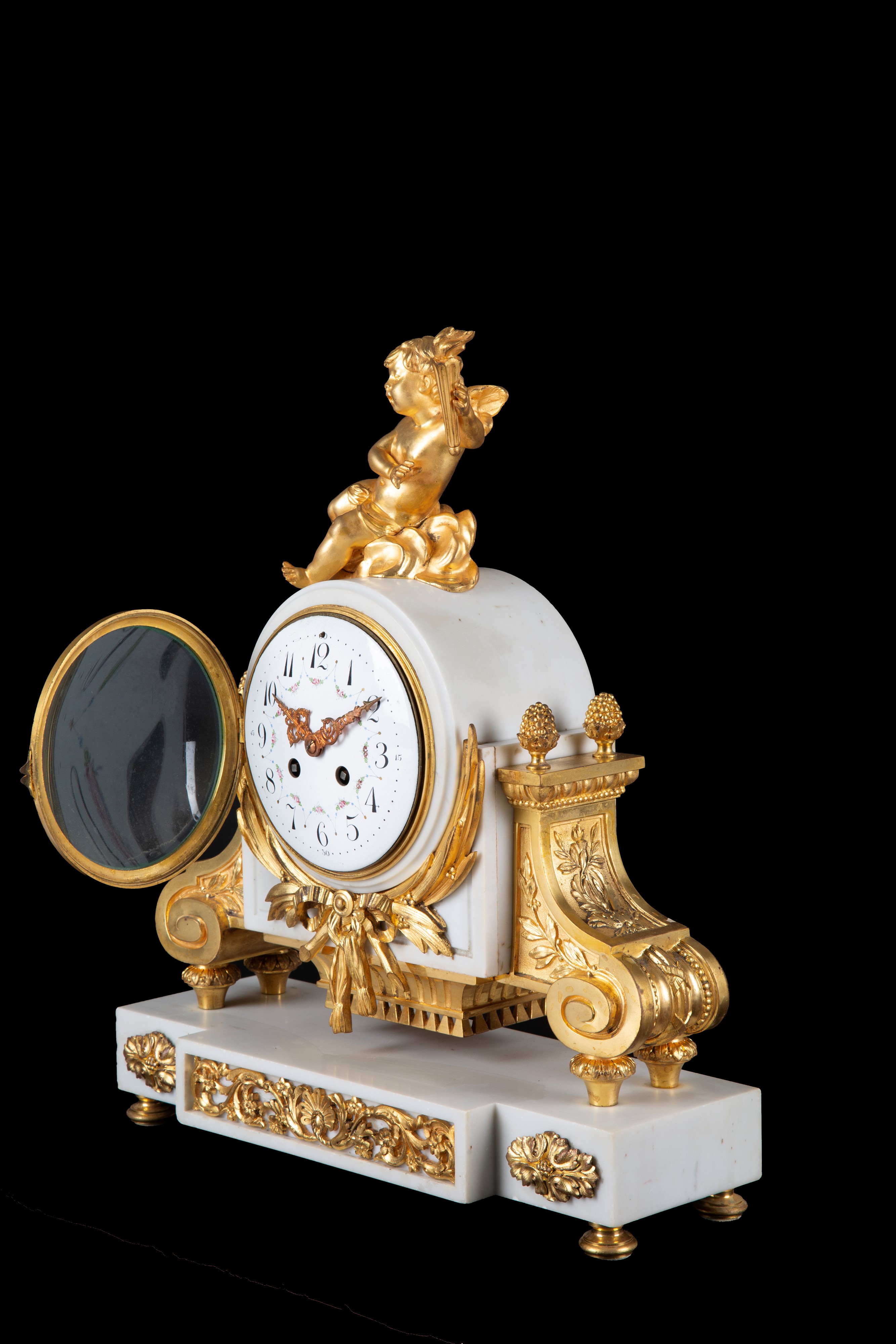 Orologio da tavolo in marmo bianco di Carrara e bronzo cesellato e dorato