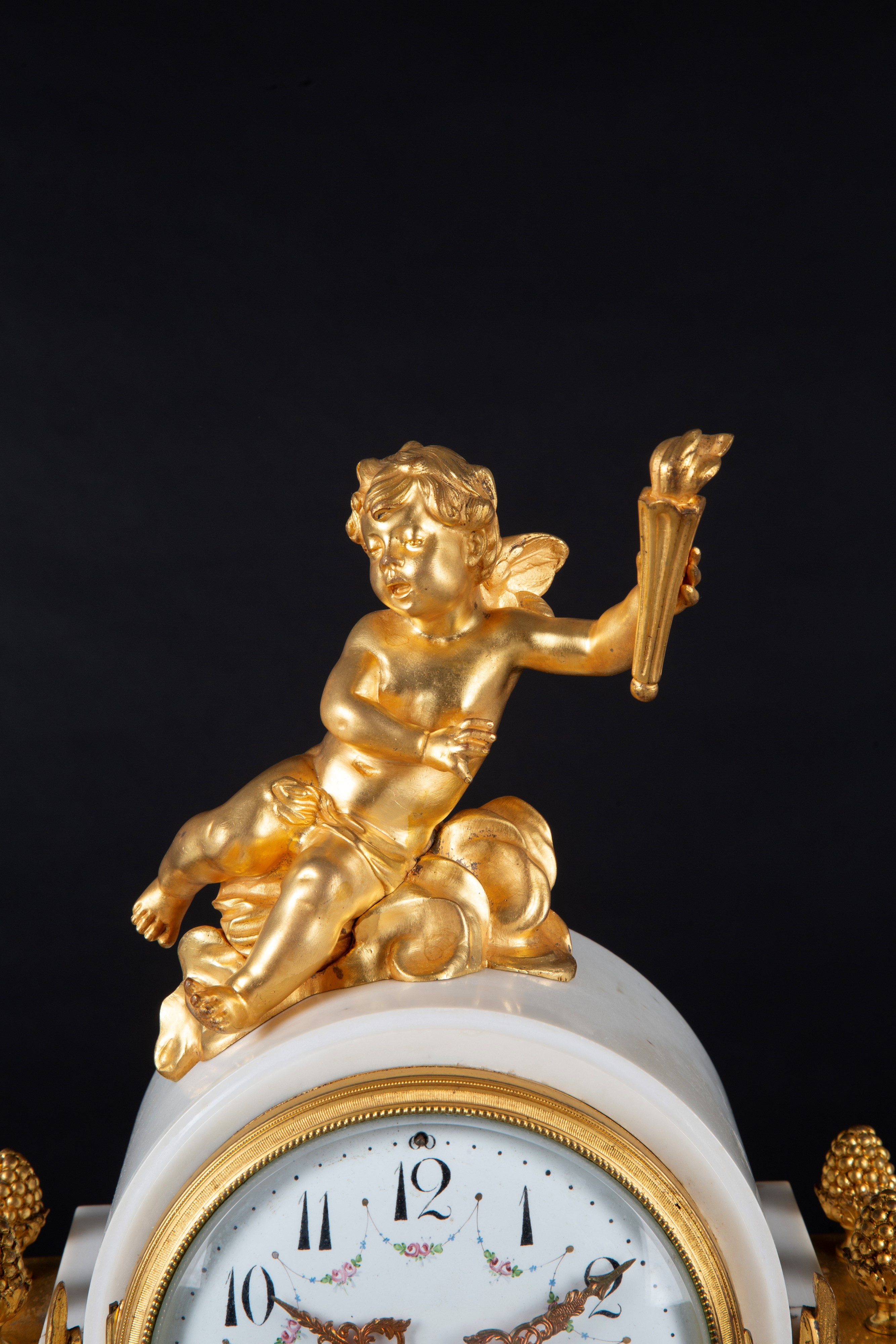 Orologio da tavolo in marmo bianco di Carrara e bronzo cesellato e dorato