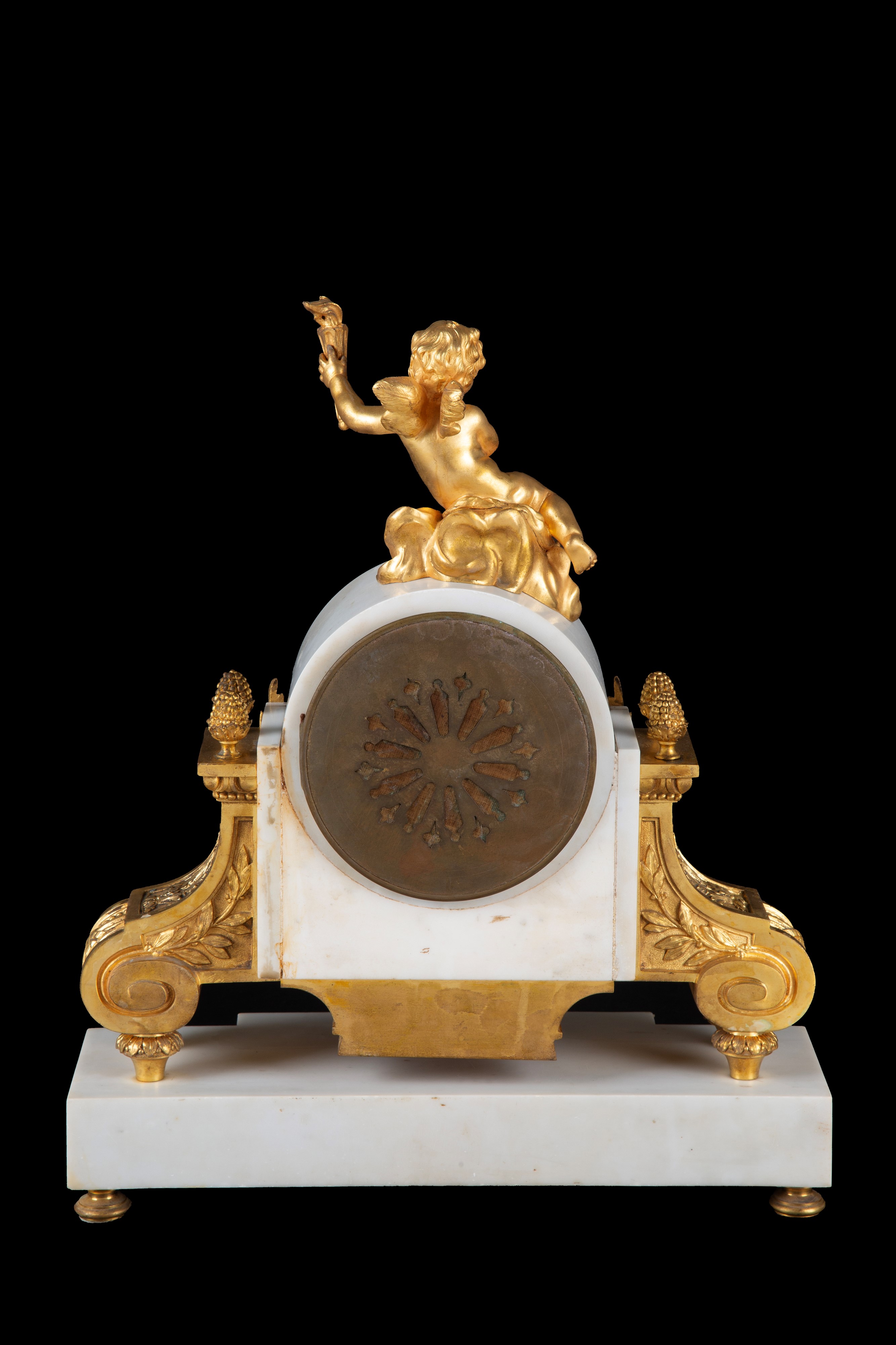 Orologio da tavolo in marmo bianco di Carrara e bronzo cesellato e dorato