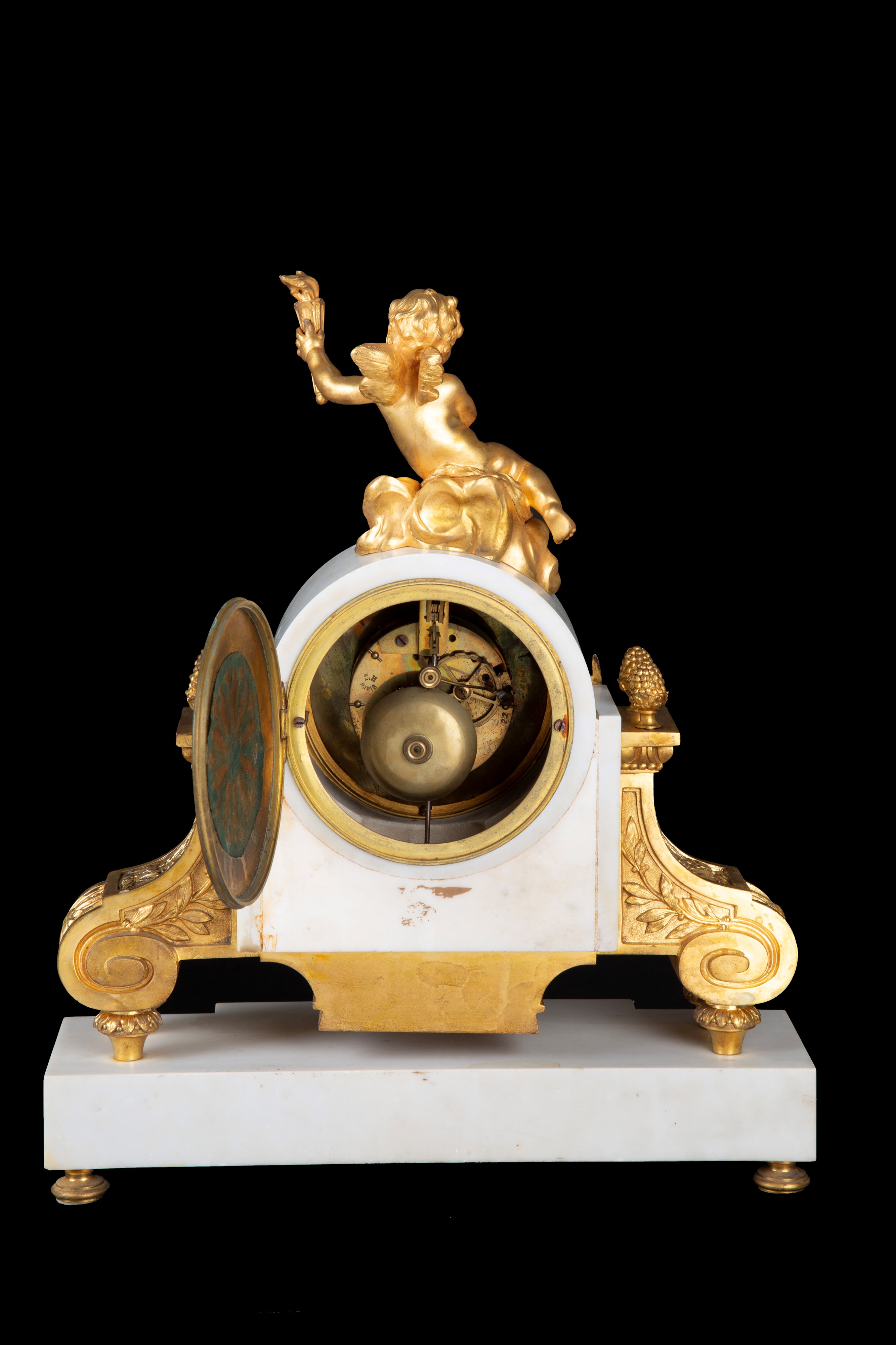 Orologio da tavolo in marmo bianco di Carrara e bronzo cesellato e dorato