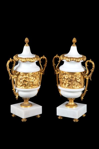 Coppia di vasi, marmo bianco statuario di Carrara con finiture in bronzo cesellato e dorato, iniz...