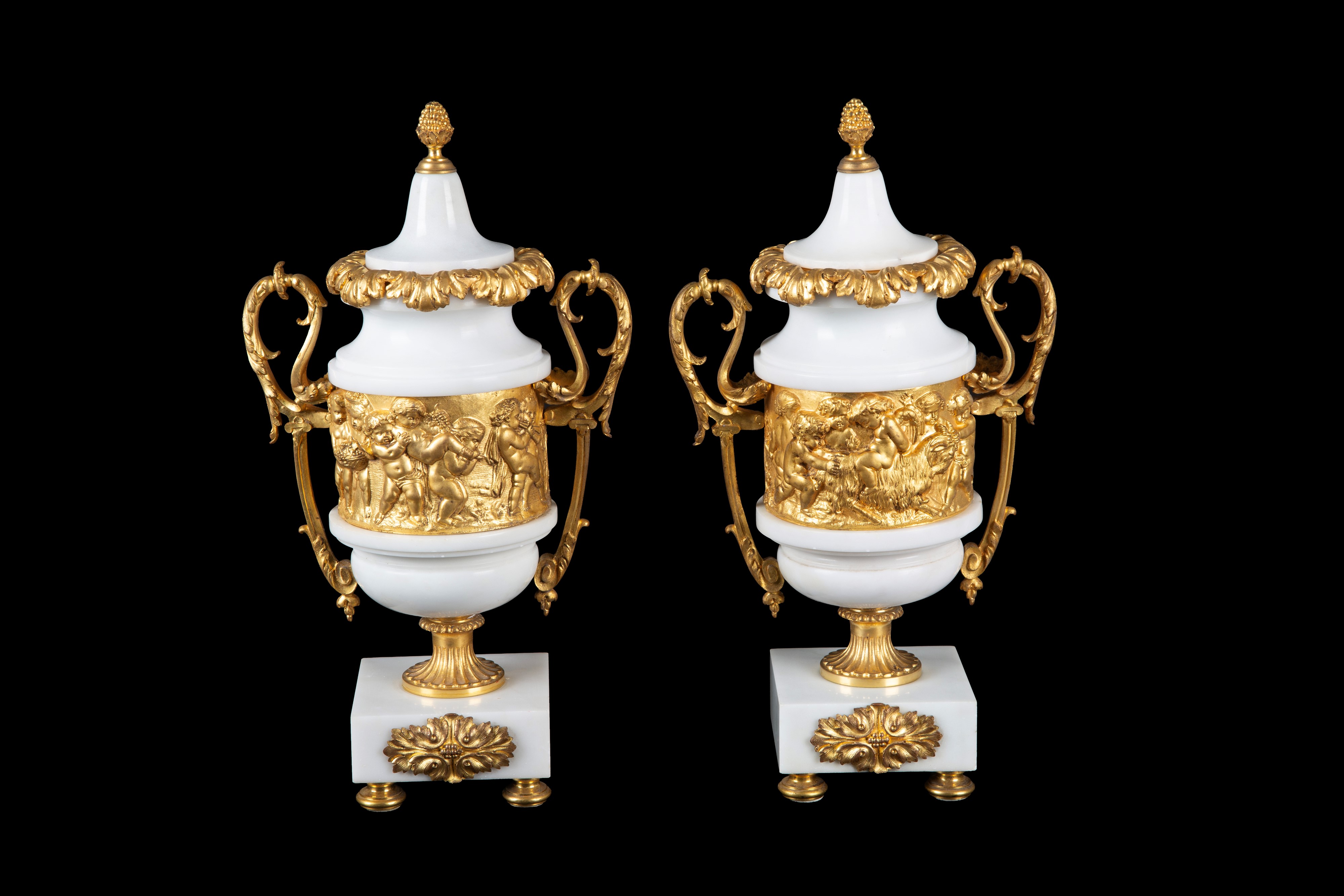 Coppia di vasi, marmo bianco statuario di Carrara con finiture in bronzo cesellato e dorato, iniz...