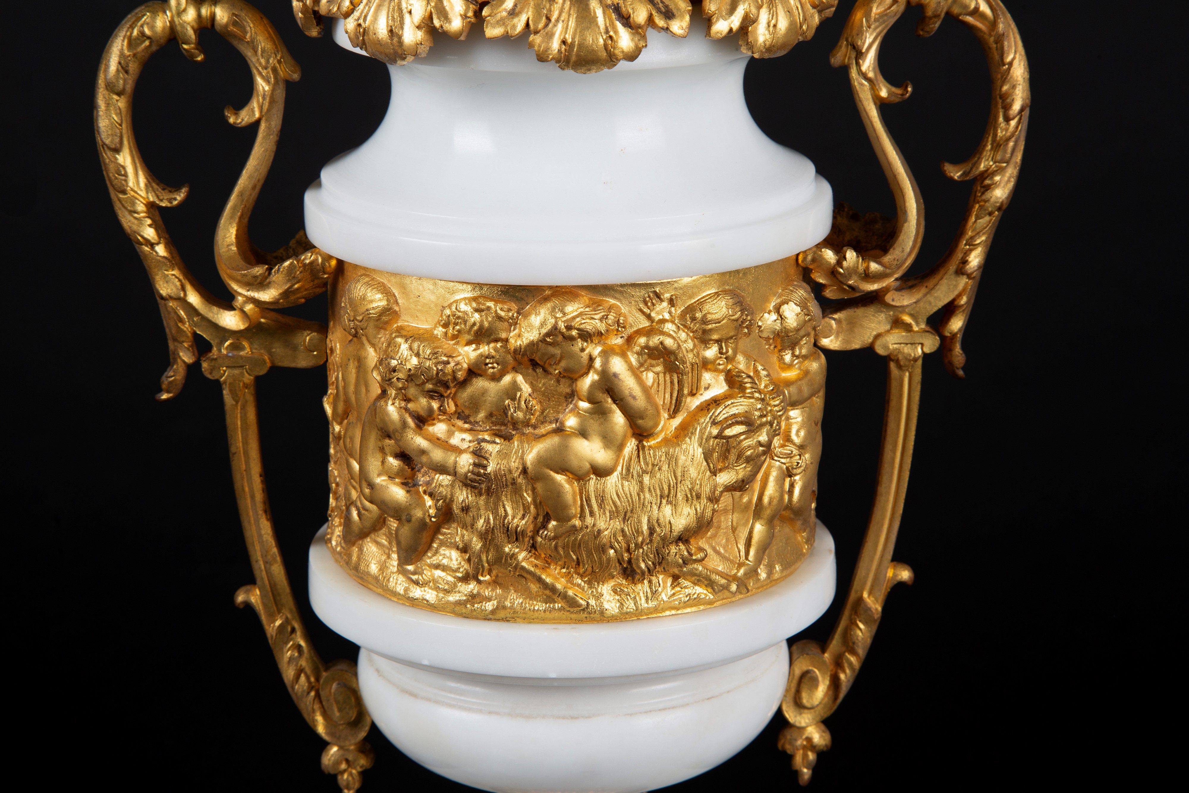 Coppia di vasi, marmo bianco statuario di Carrara con finiture in bronzo cesellato e dorato, iniz...