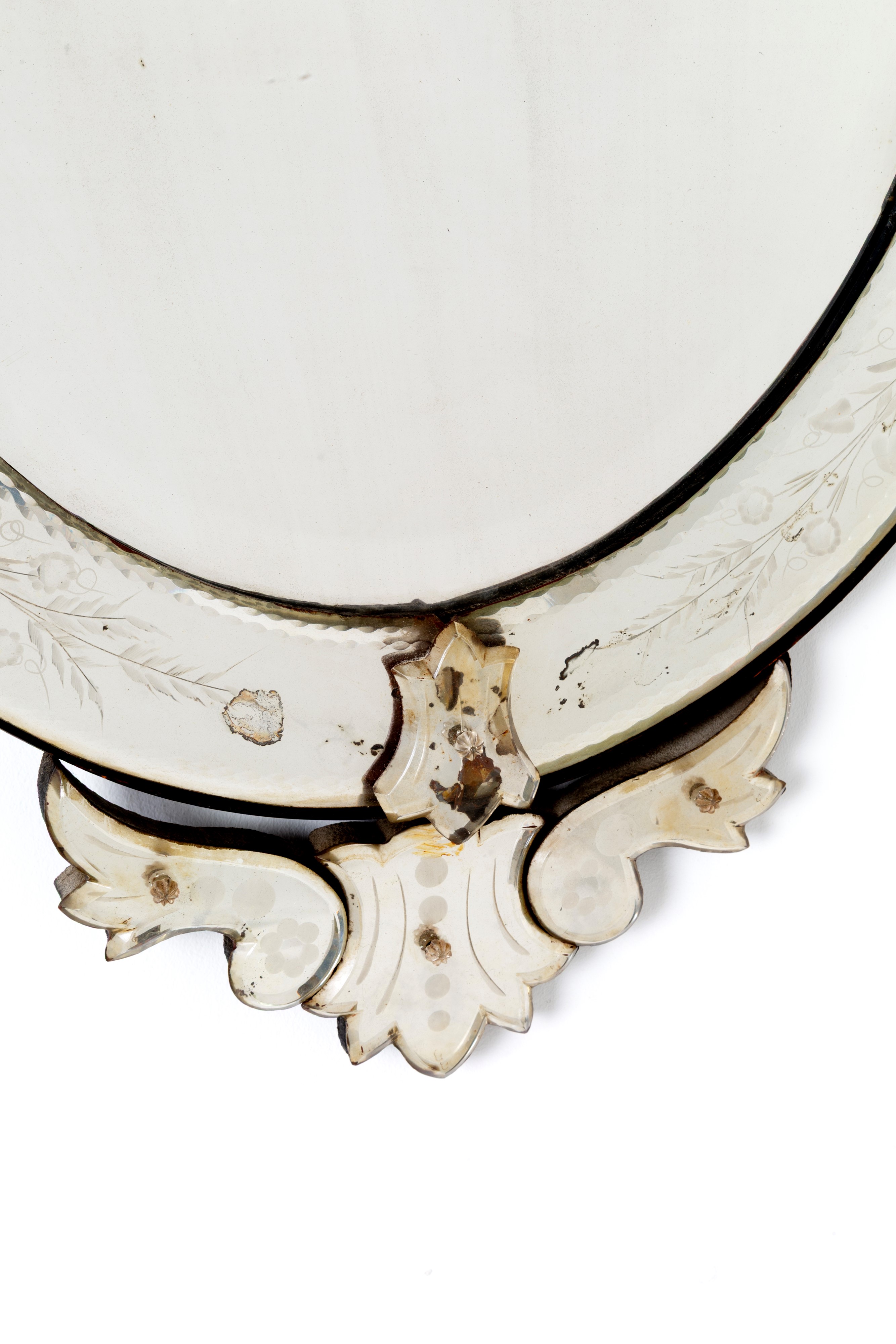 Specchio in vetro di Murano, motivi floreali e decorazioni incise