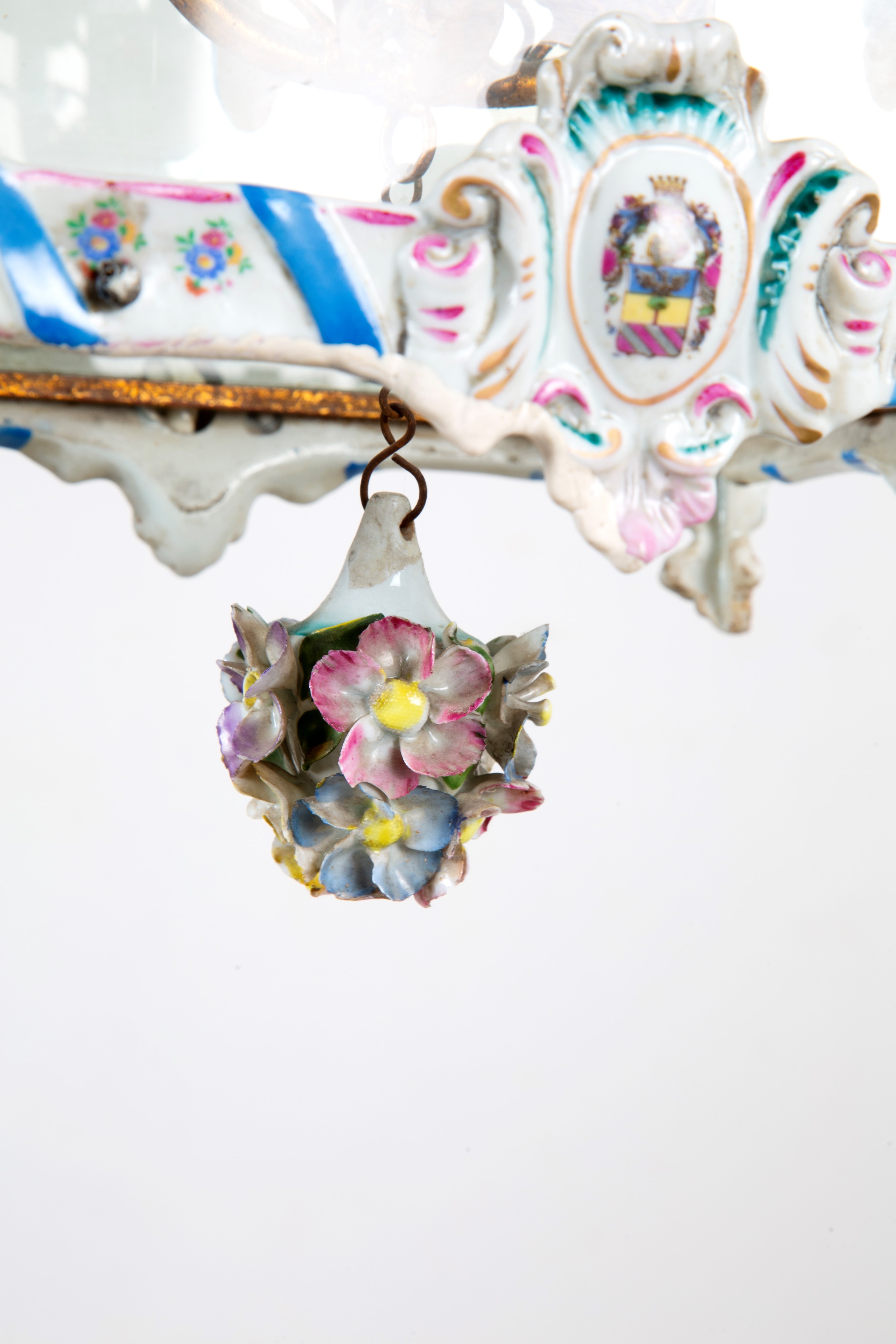 Lampadario a lanterna in ceramica dipinta, quattro luci, XIX secolo