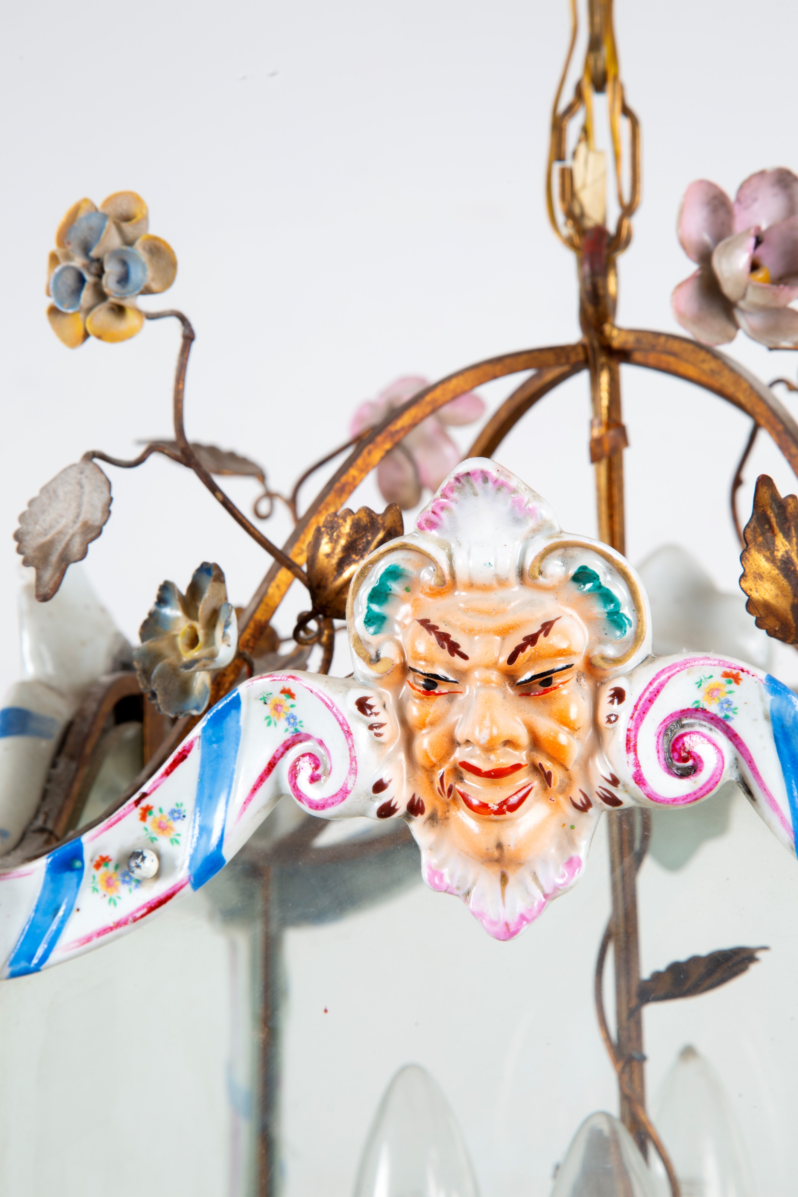 Lampadario a lanterna in ceramica dipinta, quattro luci, XIX secolo