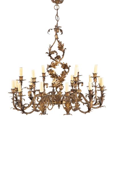 Lampadario, diciotto luci, ferro battuto e lamierino sbalzato e dorato (prima metà del XX secolo)