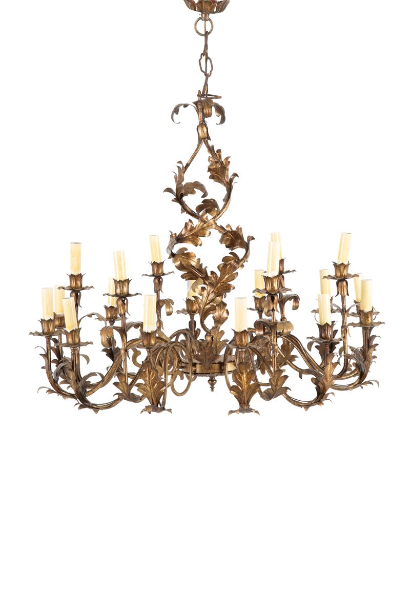 Lampadario, diciotto luci, ferro battuto e lamierino sbalzato e dorato (prima metà del XX secolo)