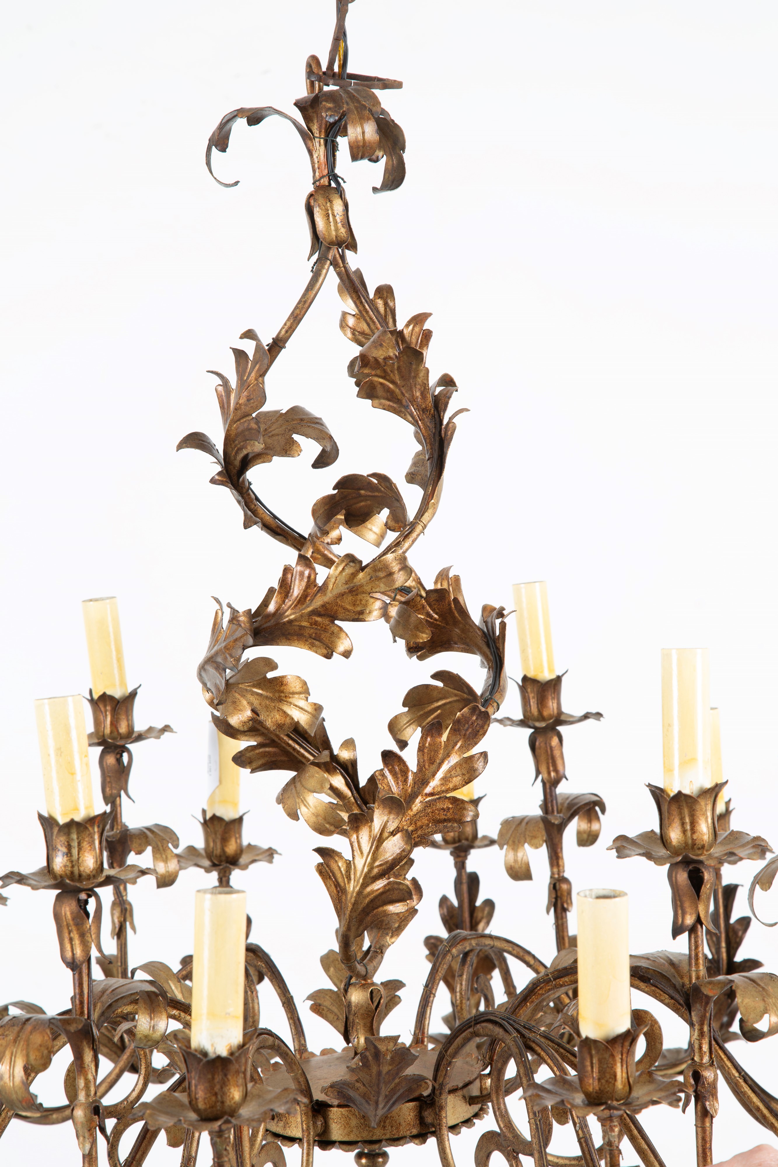 Lampadario, diciotto luci, ferro battuto e lamierino sbalzato e dorato (prima metà del XX secolo)