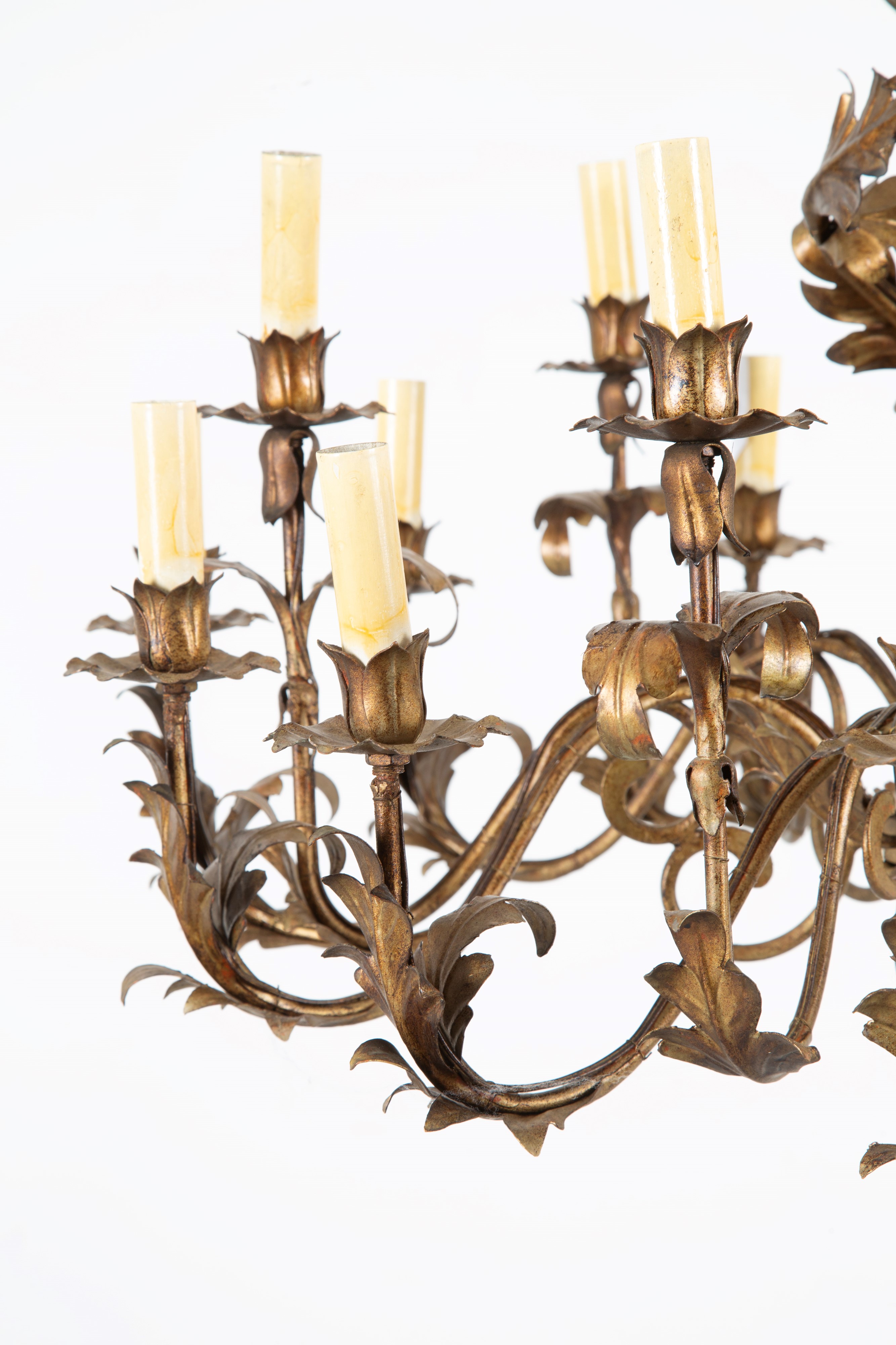 Lampadario, diciotto luci, ferro battuto e lamierino sbalzato e dorato (prima metà del XX secolo)