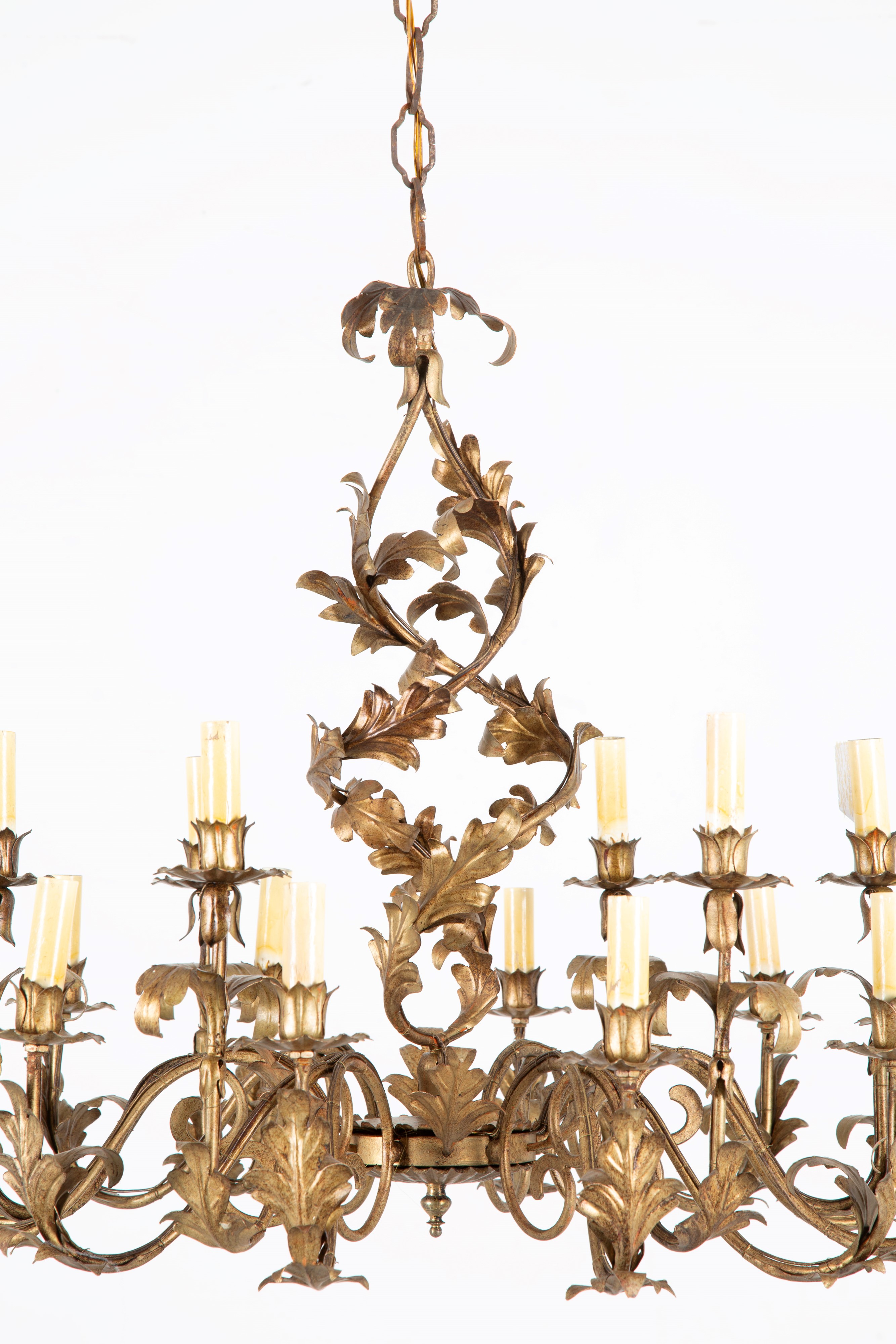 Lampadario, ferro battuto e lamierino sbalzato e dorato, diciotto luci