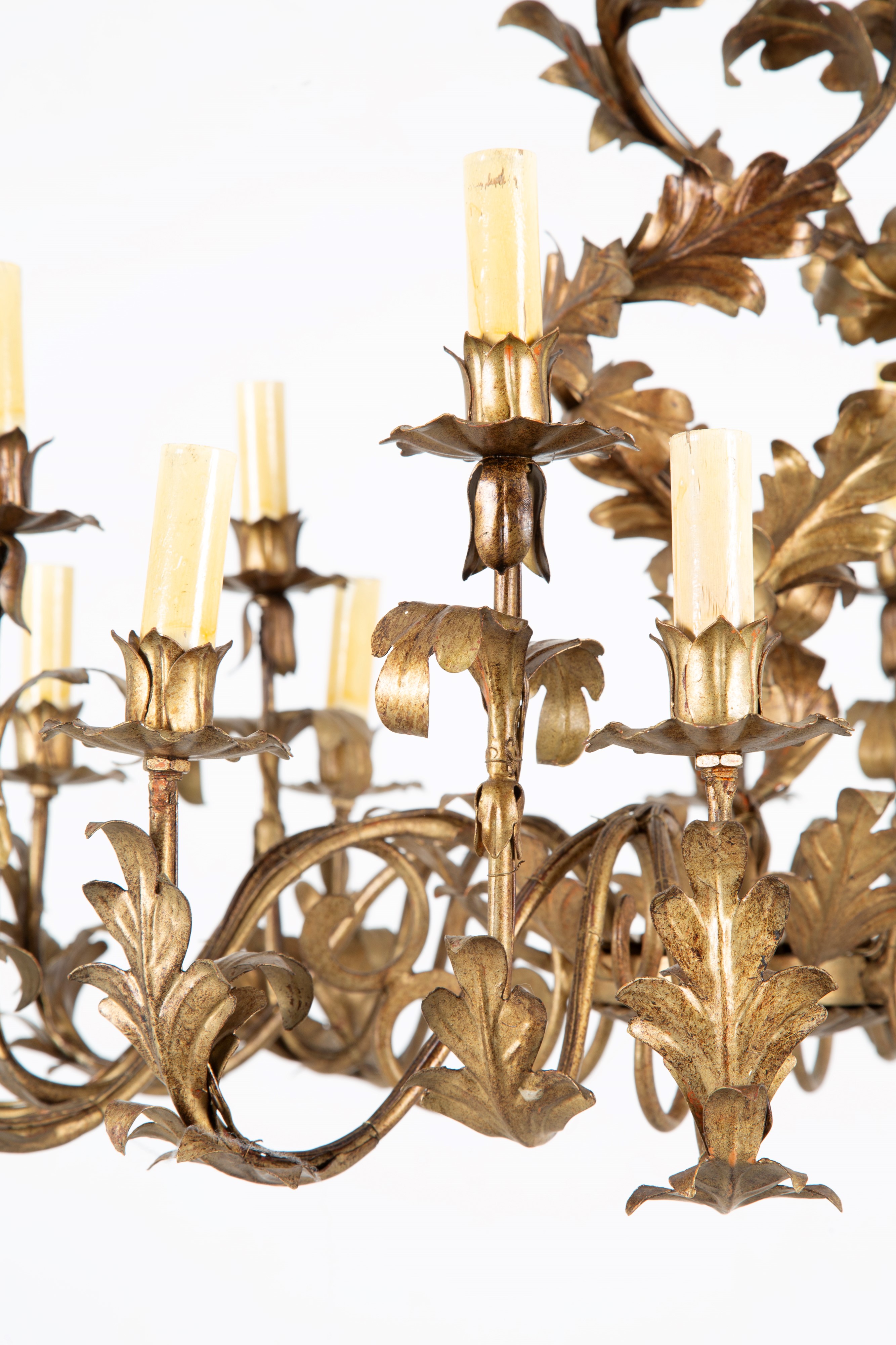 Lampadario, ferro battuto e lamierino sbalzato e dorato, diciotto luci