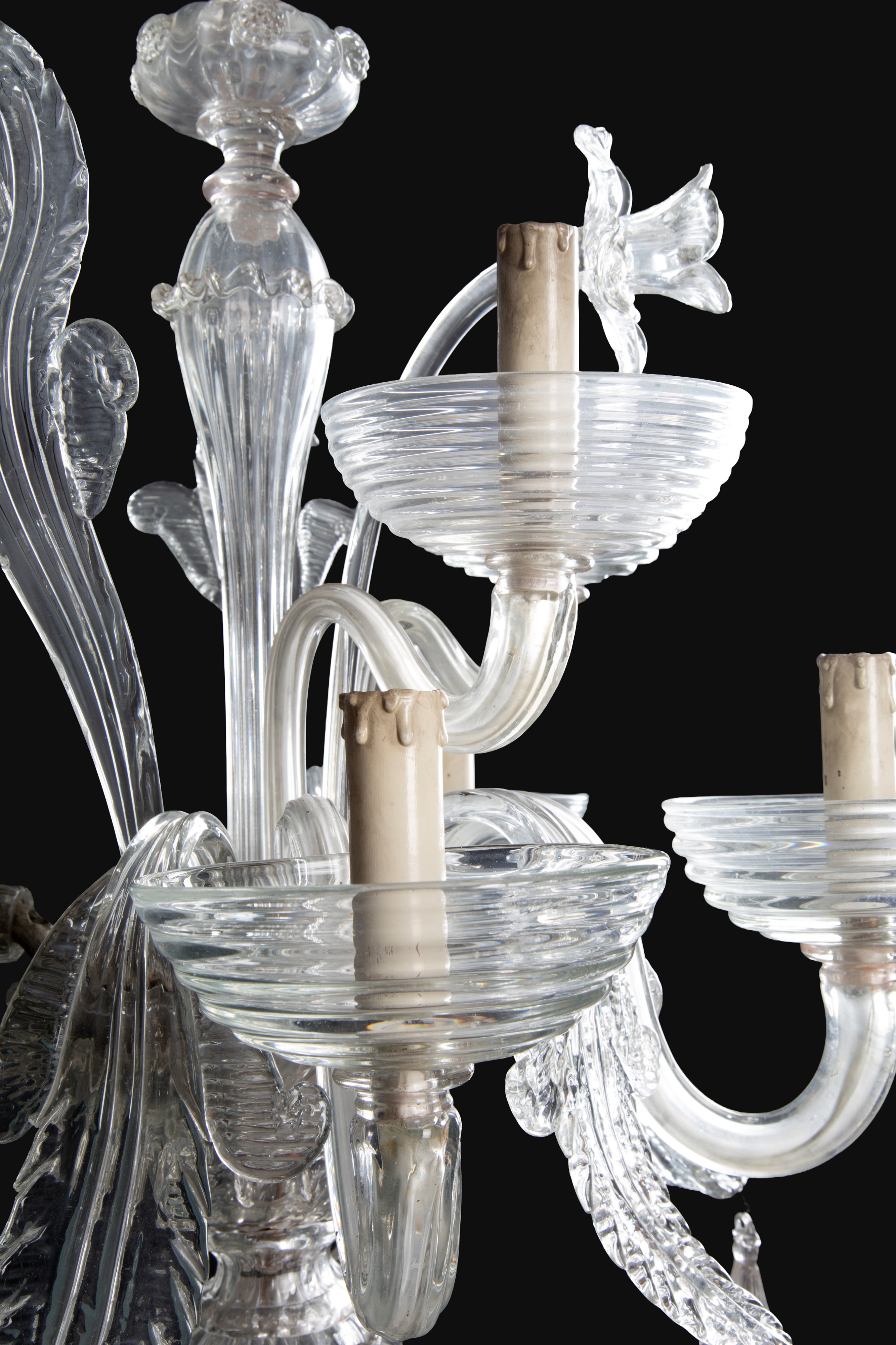 Coppia di applique a cinque luci in vetro di Murano, con elementi floreali (XIX secolo)