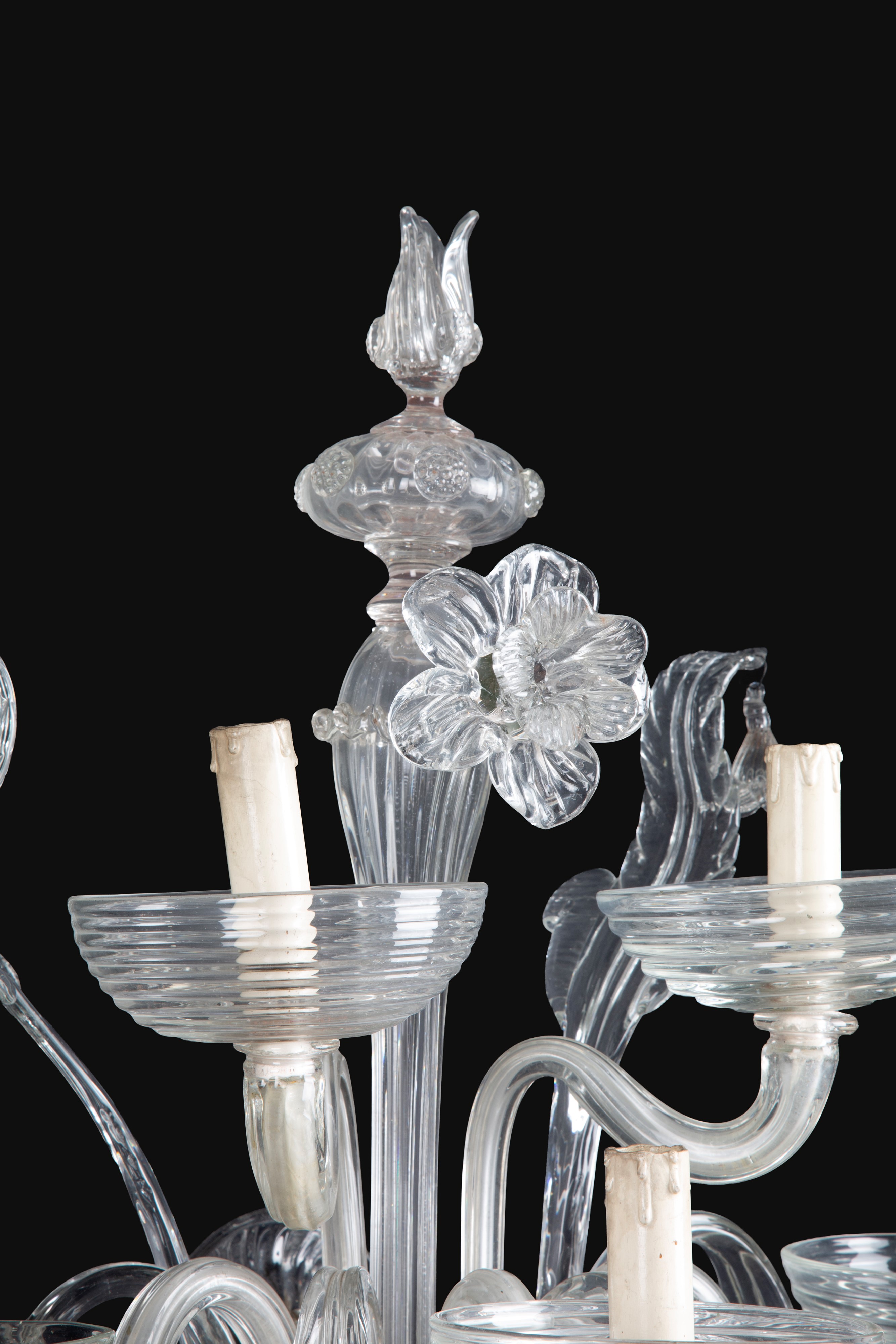 Coppia di applique a cinque luci in vetro di Murano, con elementi floreali (XIX secolo)